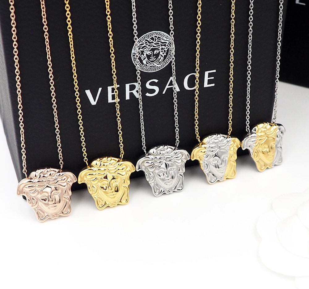 The necklace p. 160, the earring p. 140, the VersacE network synchronizes the Medusa collection, the five colours. - 图片 3