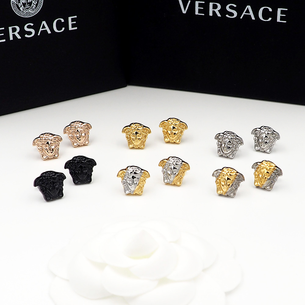 The necklace p. 160, the earring p. 140, the VersacE network synchronizes the Medusa collection, the five colours. - 图片 2