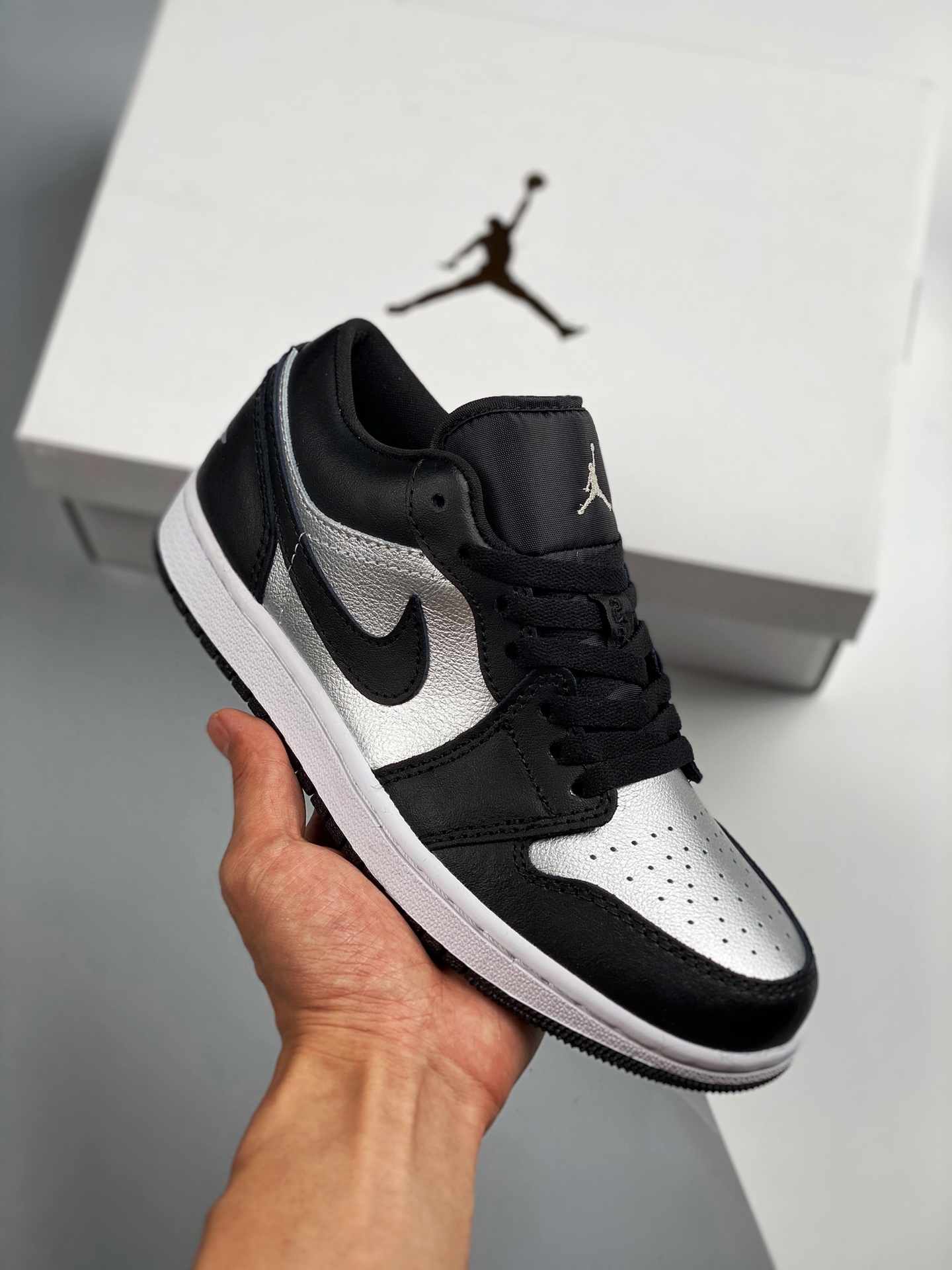 Air Jordan 1 Low negro plata, color oficial sincronizado, producto de nivel original, el zapato original de la empresa …