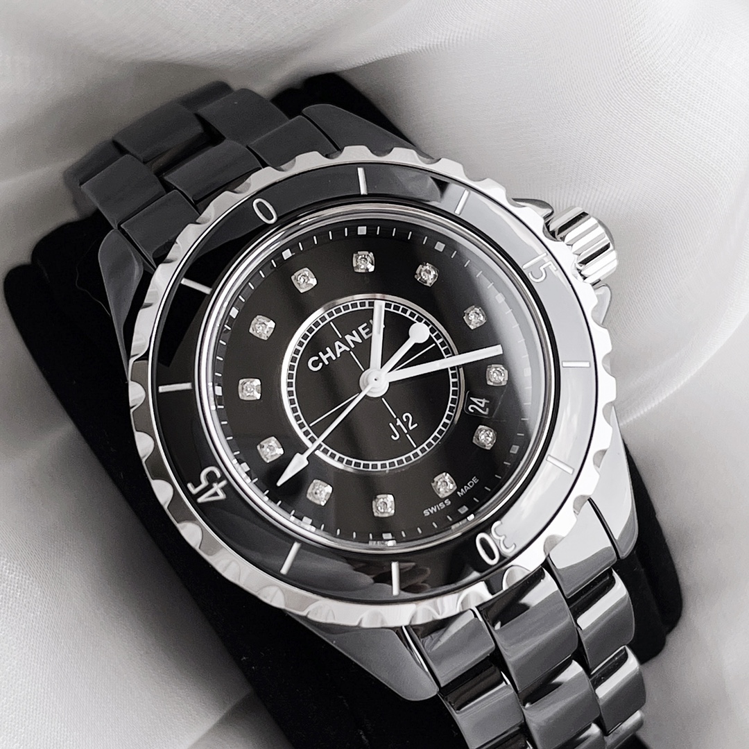 NO:143617,Batch: Full packaging, heavy reappearance!  The diamond-faced model finally lives up to expectations and gets the original channel of J12 not only the case, but also the movement, and everyone can hardly bombard your circle of friends. The spring masterpiece is pushed to beat all the quartz models on the market!  CHANEL J12 series, the counter quality calendar and authentic products are synchronized with 4.5-character vertical font, imported Swiss counter movement same model (zero fault) high-tech precision ceramics with stainless steel screw-in crown, sapphire glass mirror, original quartz movement 33mm size. Triple folding steel buckle waterproof 100 meters with full set of packaging for the counter. No wear and film removal will not affect secondary sales, and can be returned and replaced without artificial damage., chanel, chanel19860909批: 全套包装 重磅再现！钻面款.终于不负众望拿到原厂渠道J12不只是表壳连机芯也是原装的大家可以硬气的轰炸你的朋友圈了开春大作推起来吊打所有市面货色石英款！CHANEL香奈儿J12系列,专柜品质日历与正品同步为4.5字位竖字体,进口瑞士专柜同型号机芯（零故障）高科技精密陶瓷搭配精钢旋入式表冠,蓝宝石玻璃镜面,原装石英机芯33mm尺寸.三重折叠式精钢表扣防水100米配专柜全套包装.无佩戴无拆膜不影响二次销售的情况下均可退换非人为损坏免费保修.,,chanel,chanel,Watch