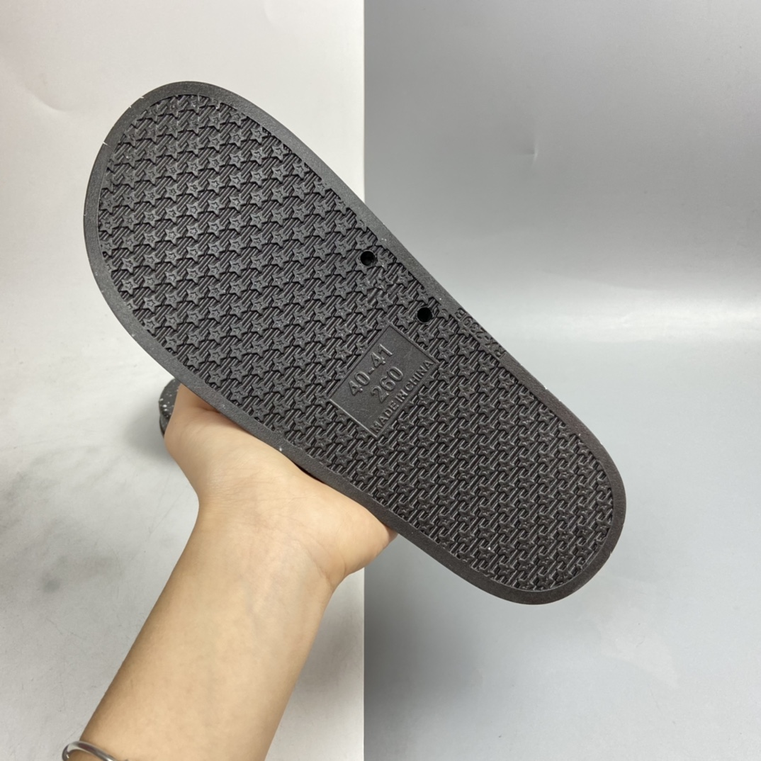 P100 Supreme suprize design  街头潮流沙滩拖鞋情侣款