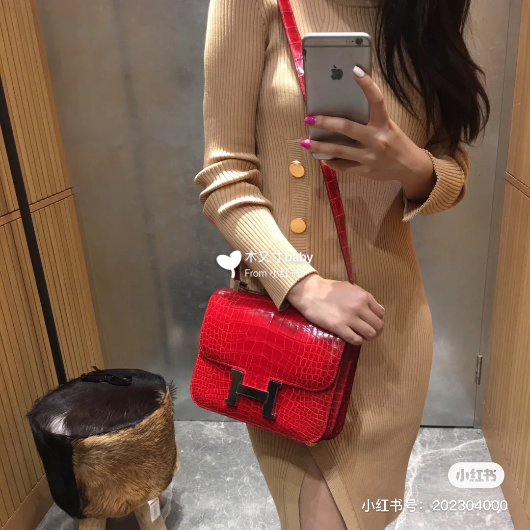 Hermès Red Crocodile Leather Handbag with Gold Hardware, 18cm and 23cm 4 i1619334745 2626 0