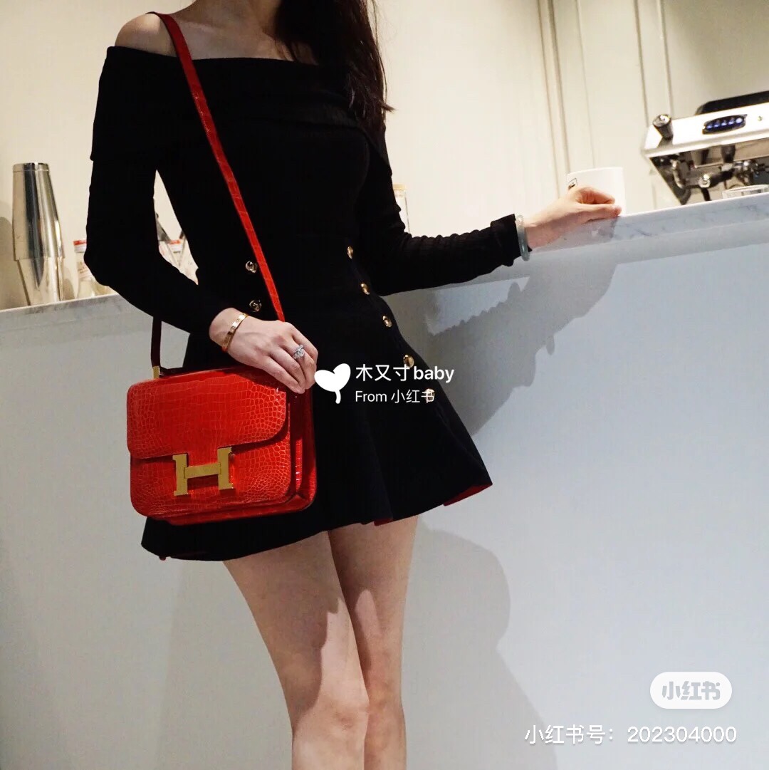Hermès Red Crocodile Leather Handbag with Gold Hardware, 18cm and 23cm 5 i1619334745 2824 1