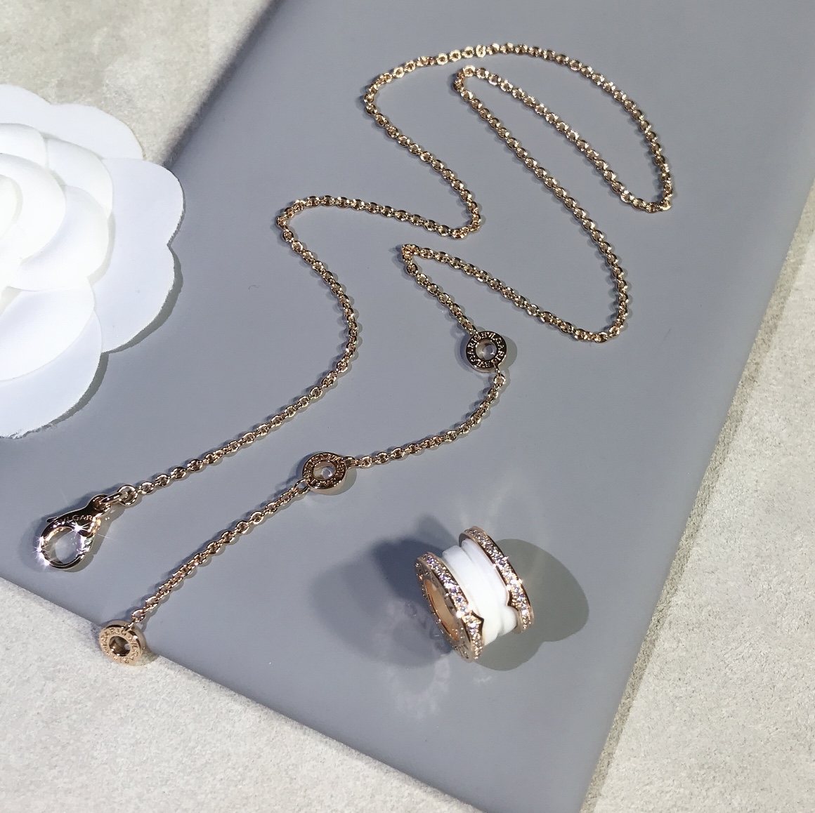 NO:669539,Actual photo taken from Baojia Classic Ceramic Necklace with Diamonds. All the letters on the cover are each CNC carved. The bottom of the font is clean and bright, and polished without dead corners. Our white ceramics are not transparent at all, very high-end. The texture is full of 88280, necklace, Cartier high-end jewelry.19860909实物拍摄 宝家经典 陶瓷带钻项链 盖子上的所有字母每一个都是CNC精雕 字体底部干净光亮,°无死角抛光,咱家的白陶瓷一点都不透的,非常高级 质感满满88280,,necklace,卡迪亚高端饰品,Jewelry