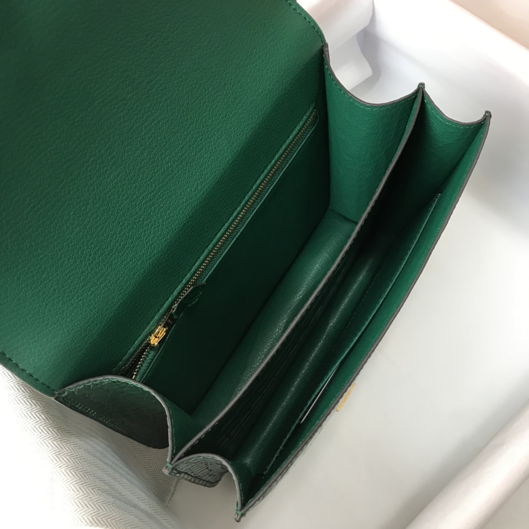 Hermès Constance Emerald Alligator Handbag, 18cm/23cm, Gold Hardware 9 i1619354225 1801 8