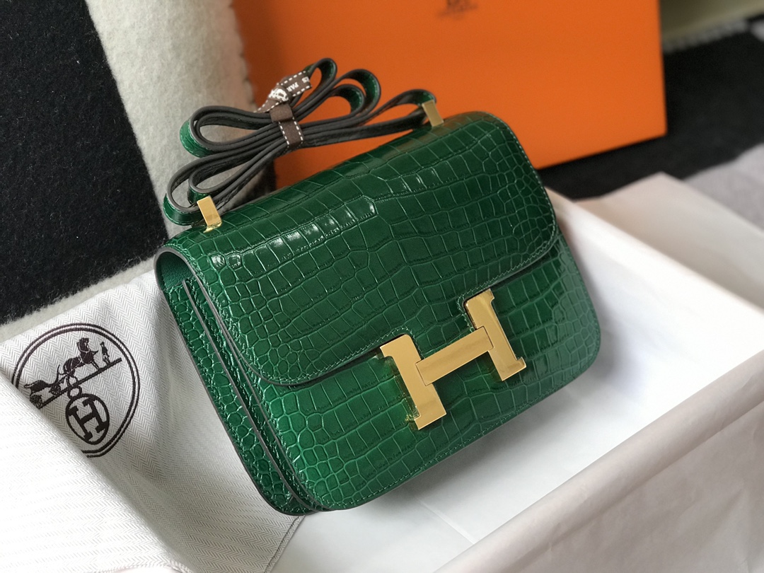 Hermès Constance Emerald Alligator Handbag, 18cm/23cm, Gold Hardware 5 i1619354225 3564 4