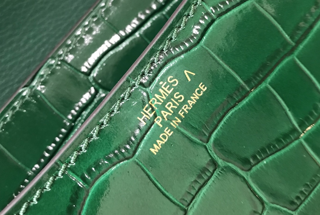 Hermès Constance Emerald Alligator Handbag, 18cm/23cm, Gold Hardware 7 i1619354225 3610 6