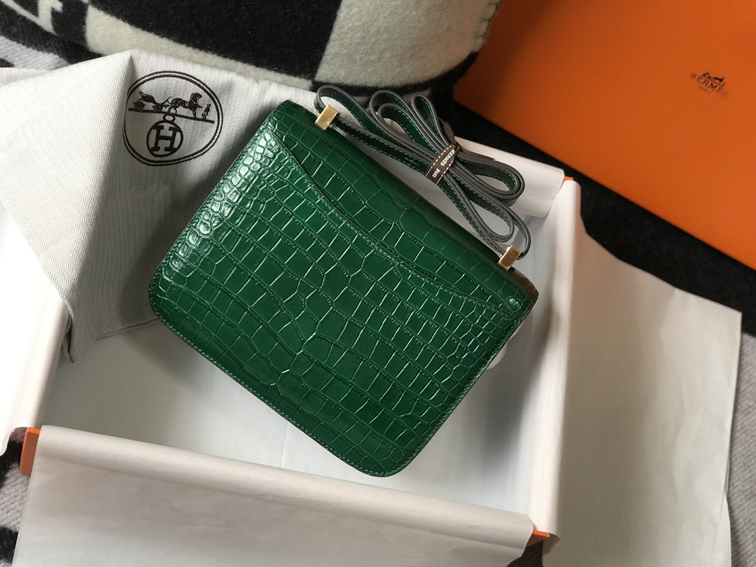 Hermès Constance Emerald Alligator Handbag, 18cm/23cm, Gold Hardware 4 i1619354225 5562 3