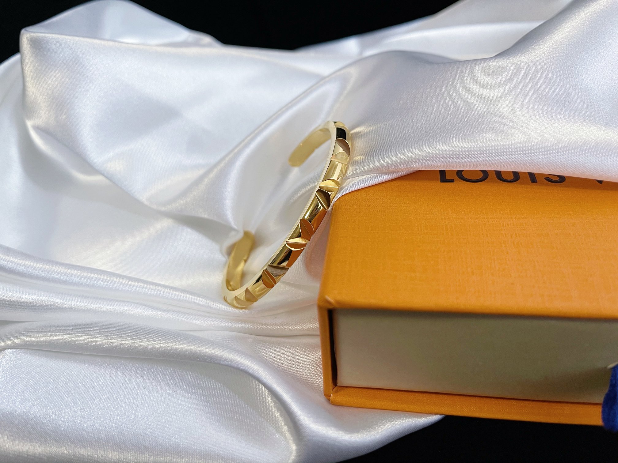 💰130 💓钛钢满V手镯1ouis Vuitton 新一季珠宝作品——「L*V Volt」，依然以品牌首字母「L*V」为核心元素。 💓金/银两个色