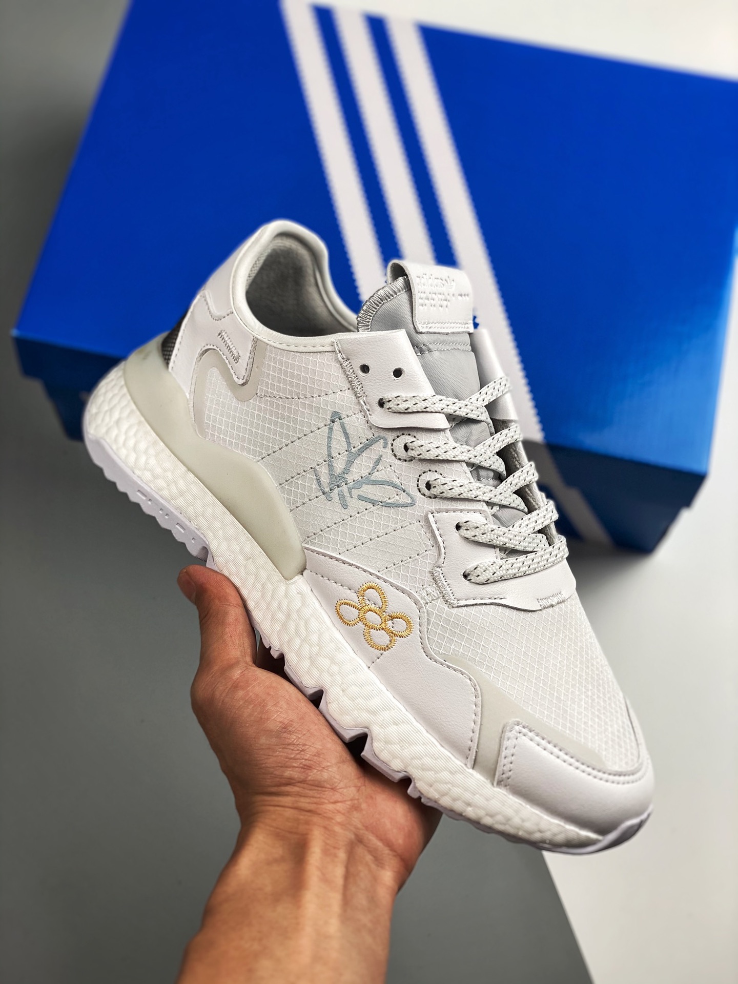 AD Nite Jogger Boost Blanco y gris Trébol Colaboración Night Walker Número de artículo: GZ3229 Zapatillas de running re…