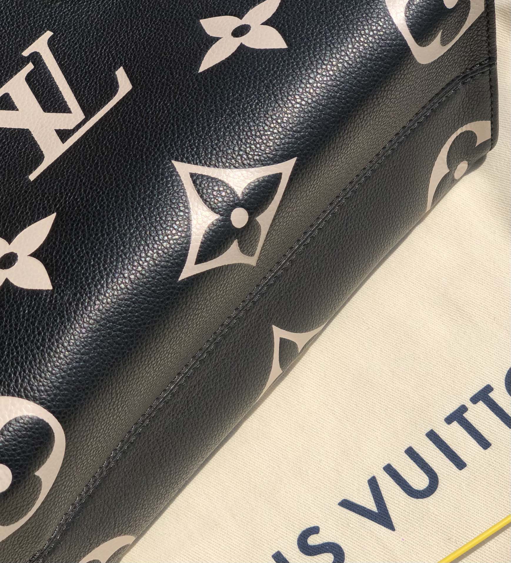 🌼 m45659尺寸25-19-11.5㎝ 被L*V疯狂迷住的粉丝们注意了，出新款小号onthego 了