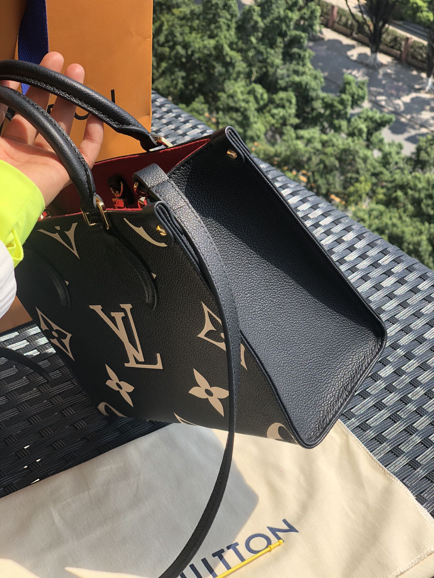 🌼 m45659尺寸25-19-11.5㎝ 被L*V疯狂迷住的粉丝们注意了，出新款小号onthego 了