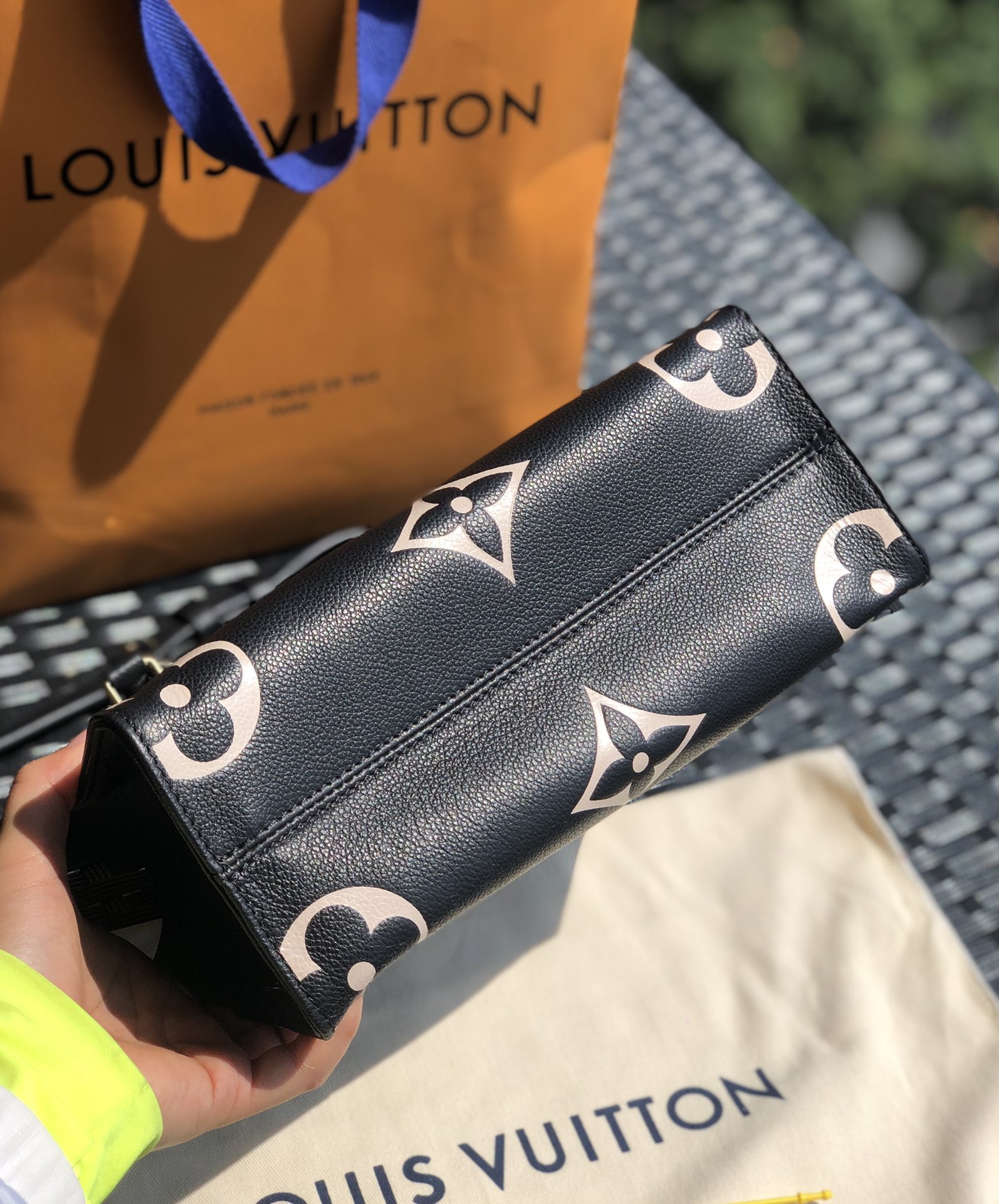 🌼 m45659尺寸25-19-11.5㎝ 被L*V疯狂迷住的粉丝们注意了，出新款小号onthego 了