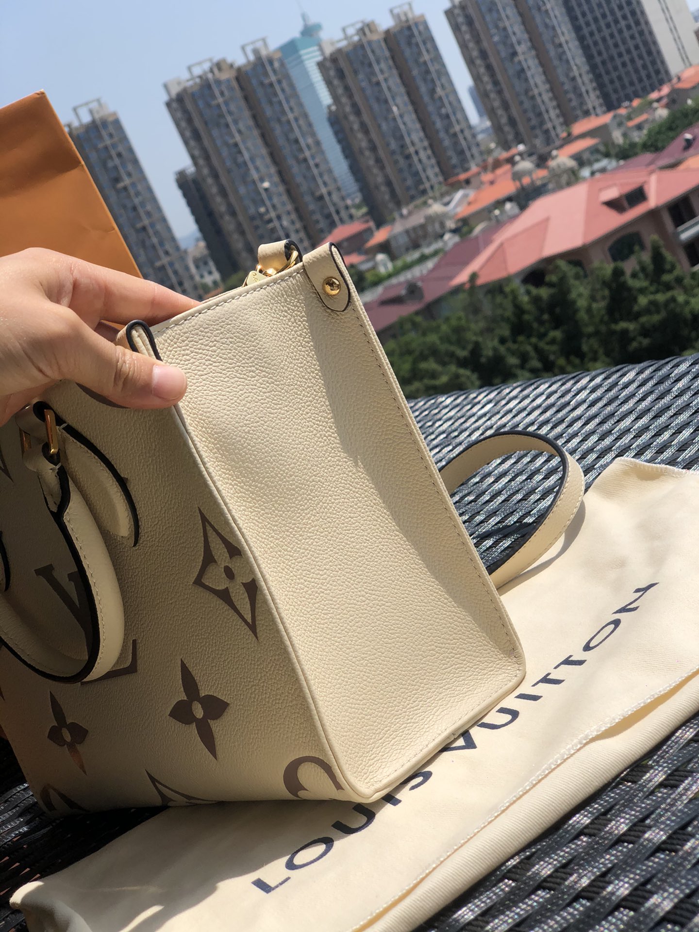 🌼 m45654尺寸25-19-11.5㎝新款小号onthego 奶白色 ，我们的产品坚持自然光线下实拍