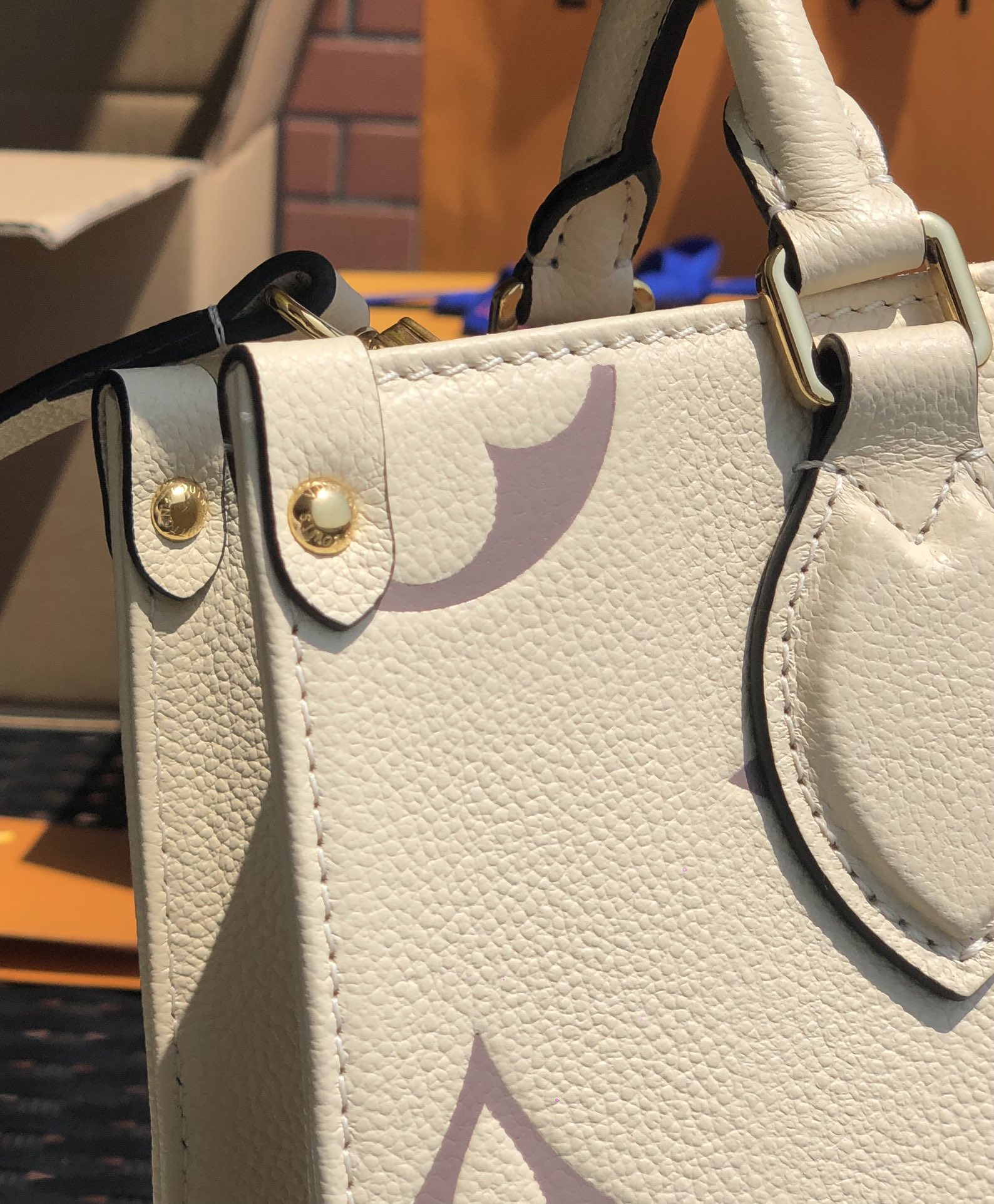 🌼 m45654尺寸25-19-11.5㎝新款小号onthego 奶白色 ，我们的产品坚持自然光线下实拍