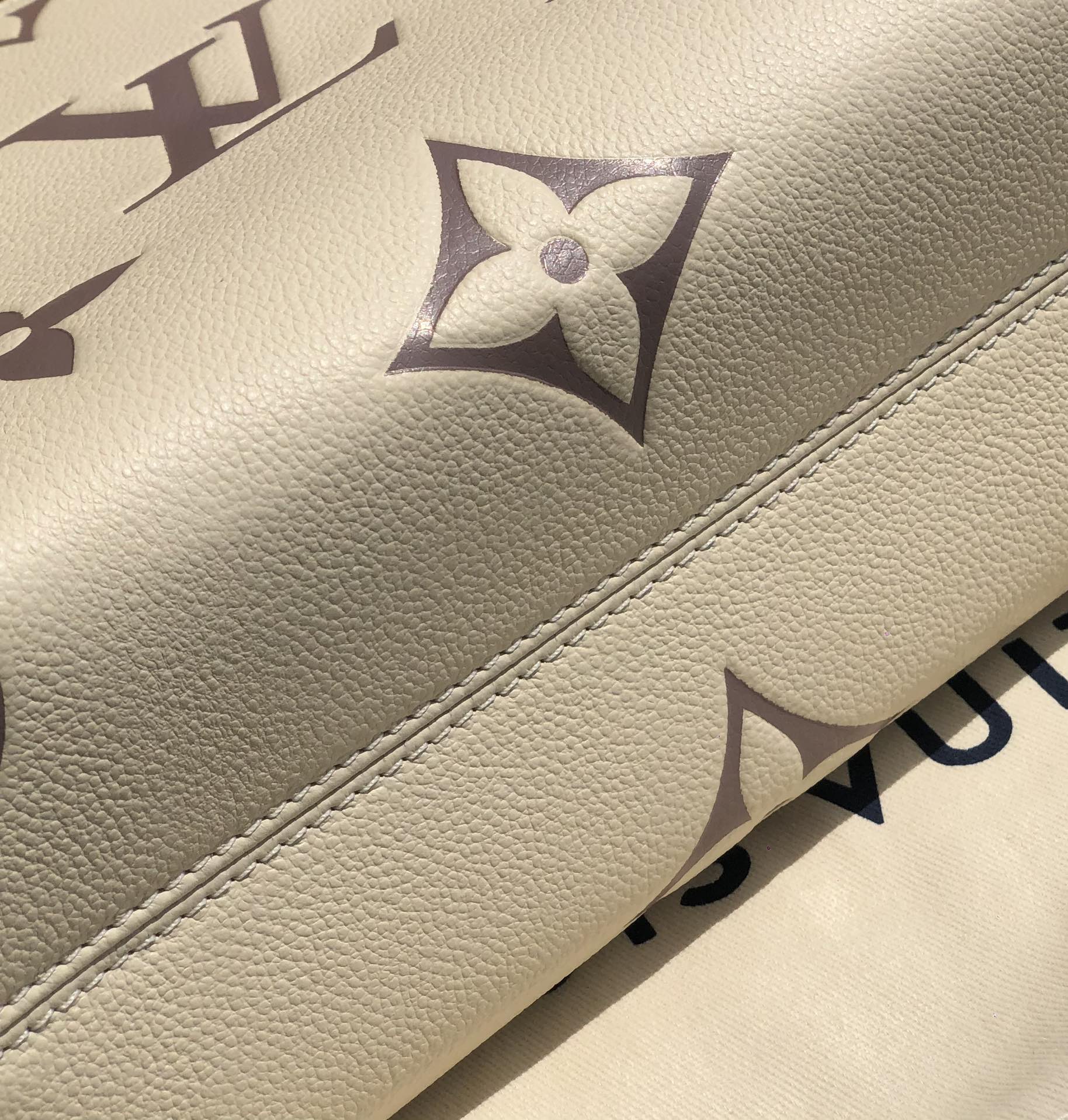 🌼 m45654尺寸25-19-11.5㎝新款小号onthego 奶白色 ，我们的产品坚持自然光线下实拍