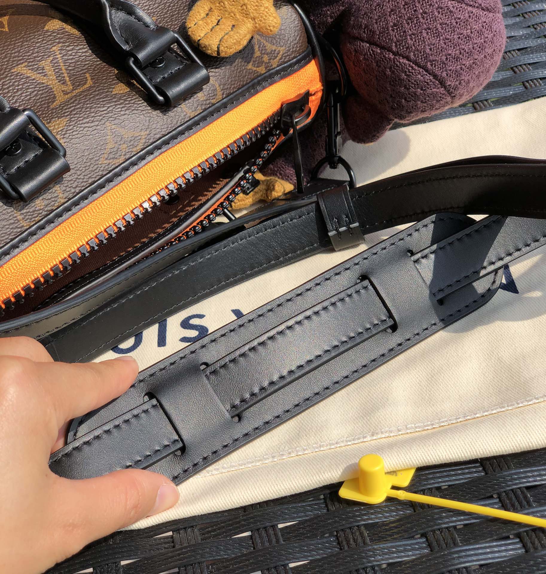 🌼 m80118 尺寸21-12-9㎝ 正宗的好货！出自香港贸易渠道！抱抱猴包到货了，席卷时尚圈的迷你「