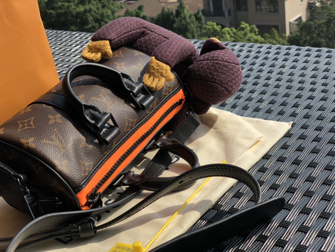 🌼 m80118 尺寸21-12-9㎝ 正宗的好货！出自香港贸易渠道！抱抱猴包到货了，席卷时尚圈的迷你「