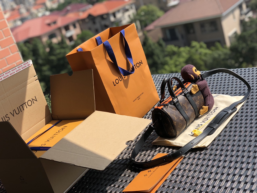 🌼 m80118 尺寸21-12-9㎝ 正宗的好货！出自香港贸易渠道！抱抱猴包到货了，席卷时尚圈的迷你「