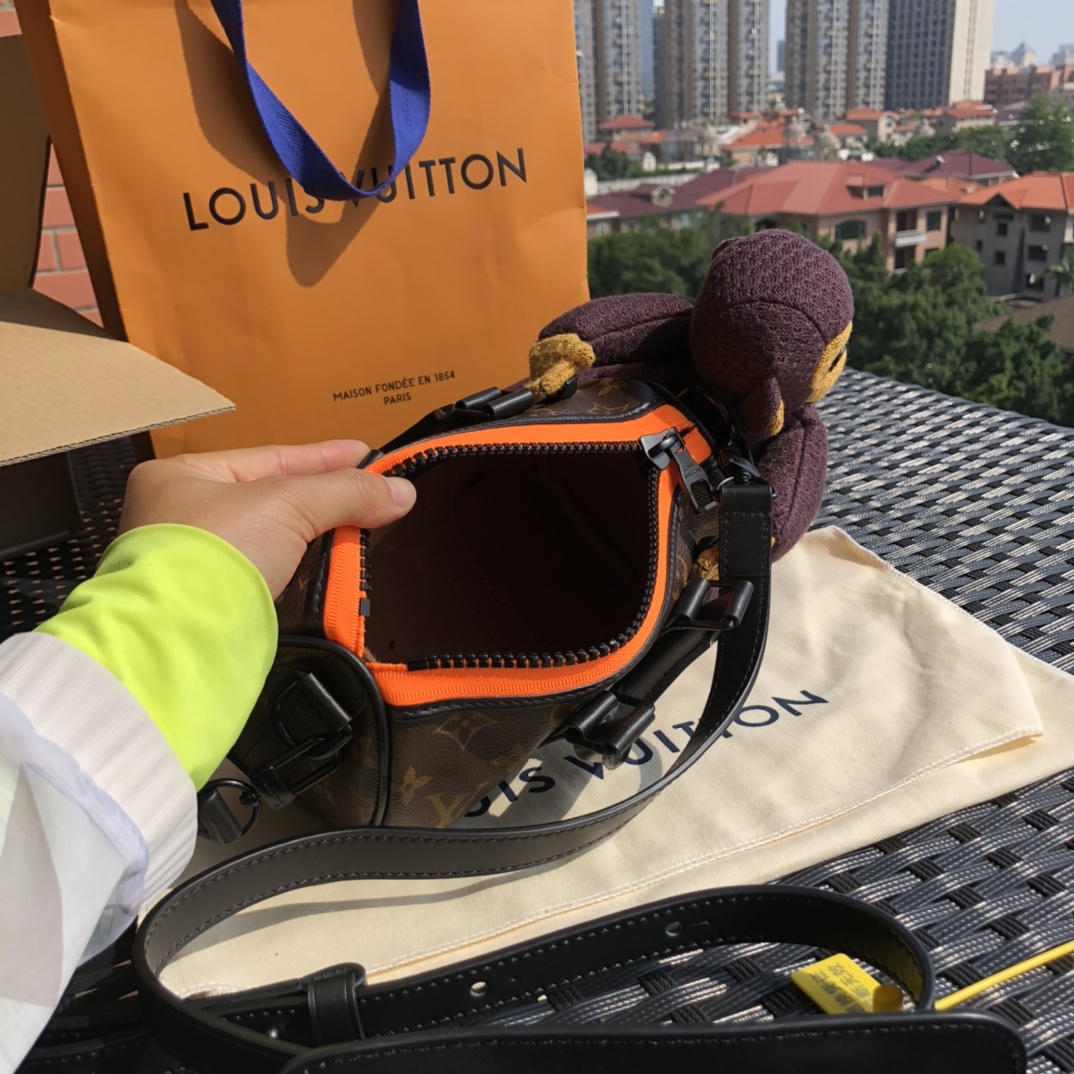 🌼 m80118 尺寸21-12-9㎝ 正宗的好货！出自香港贸易渠道！抱抱猴包到货了，席卷时尚圈的迷你「