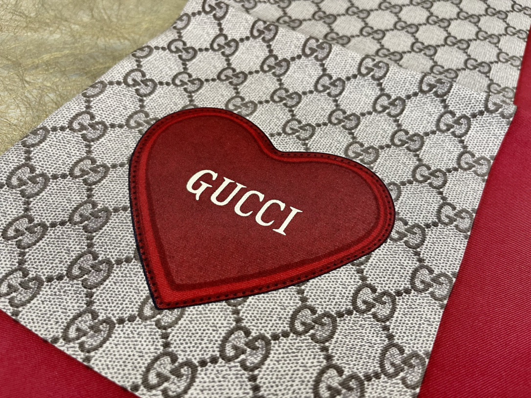 GUCCI古驰100%真丝情人节限量爱心方巾