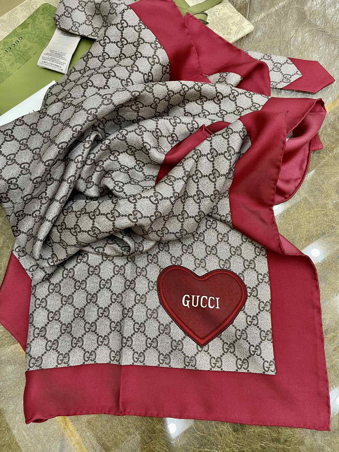 GUCCI古驰100%真丝情人节限量爱心方巾