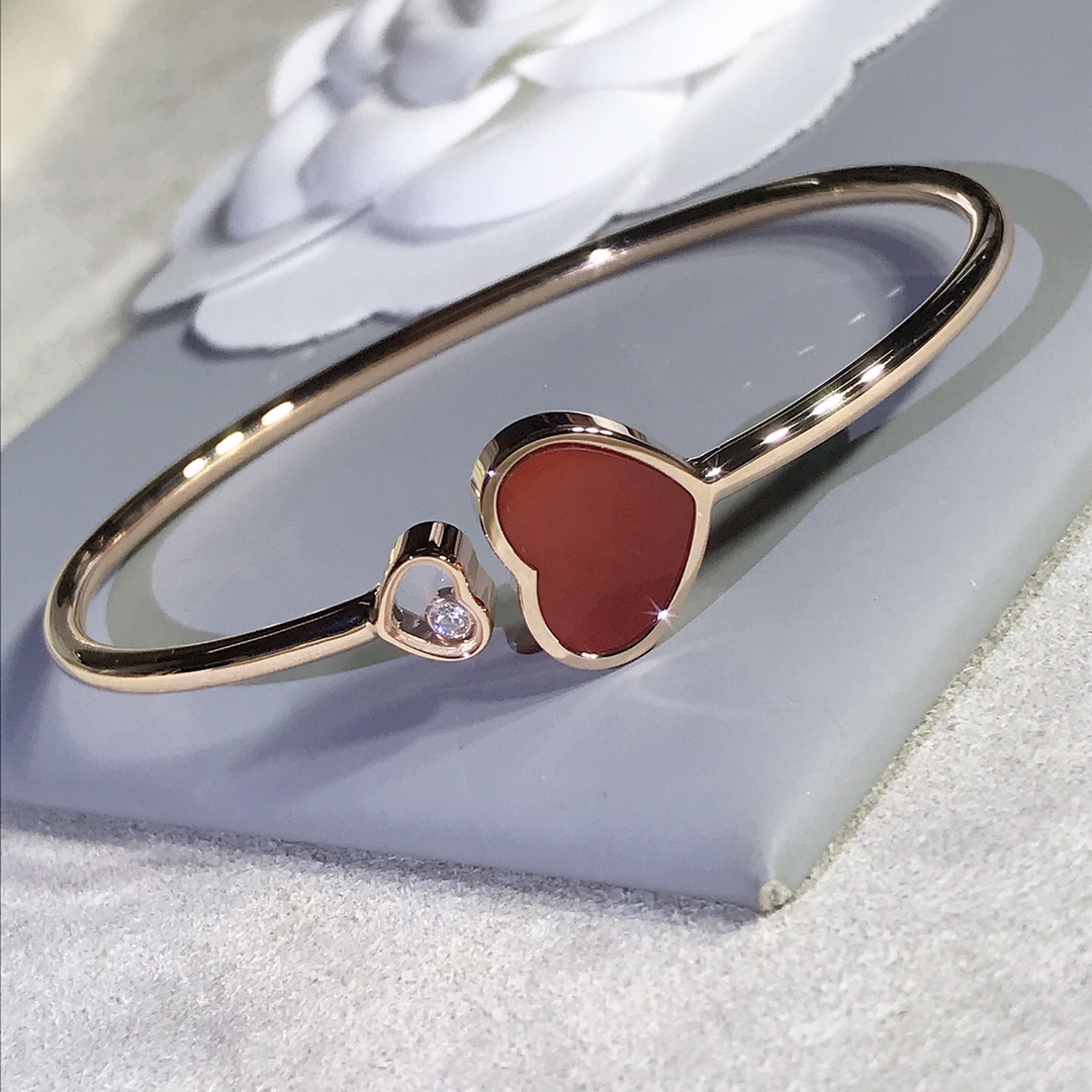 NO:632330,Chopard Hay Hearts series is not ordinary glass, we have the same sapphire glass lens as Z, the same sapphire mirror used in high-end watches, which is super wear-resistant and more translucent than ordinary glass. The heart is CNC carved, very three-dimensional and clean, and the texture is super prominent. The details of the hollow tube electroplating at the bottom are not punched, and the lettering and steel stamps are complete. Ready stock... 88280,,chopard, Cartier high-end jewelry19860909萧邦Hay Hearts系列 心上不是普通玻璃,我们是跟Z一样的蓝宝石玻璃镜片,跟高端手表用的一样的蓝宝石镜面,超级耐磨而且比普通玻璃更透光,心是CNC精雕成型,非常立体干净质感超级凸显,空心管电镀咱家底部不打孔的细节,字印钢印全齐,现货……88280,,chopard,卡迪亚高端饰品,Jewelry