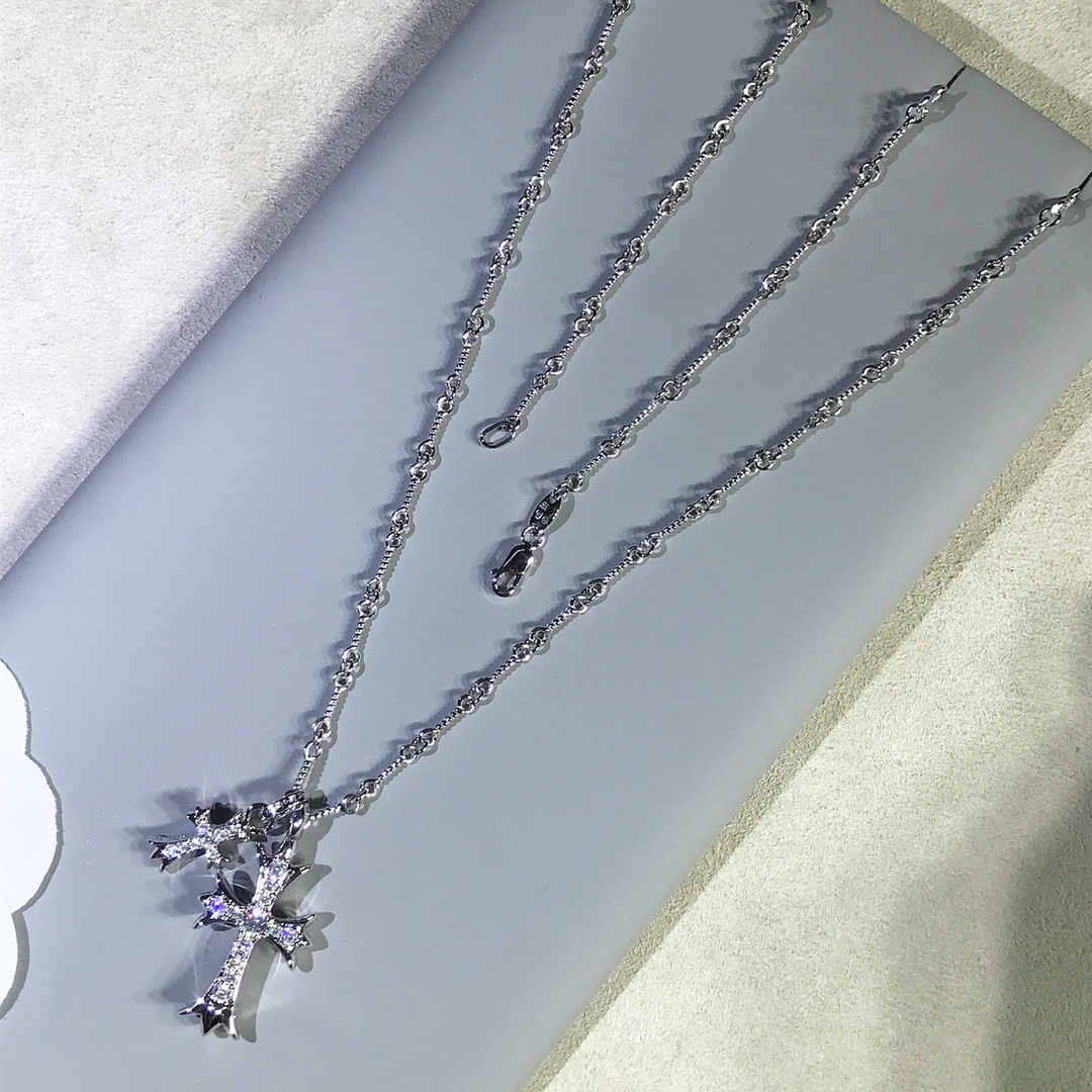 NO:634300,Chrome Hearts is a heavy-duty hand-assembled chain. Each link is made according to the polishing process of the main part. Each link is fastened and welded by hand. It is time-consuming and consumes the main parts, one large and one small. It can be worn in a variety of ways. In stock 88320, chrome hearts, chrome hearts, Cardia high-end jewelry19860909Chrome Hearts克罗心 重工纯手工组装链子,每一节链都按主件的抛光工艺去做的,每一节链子都是手工扣上焊接,耗时耗主件一大一小 可以多种佩戴 现货88320,,chrome hearts,chrome hearts,卡迪亚高端饰品,Jewelry