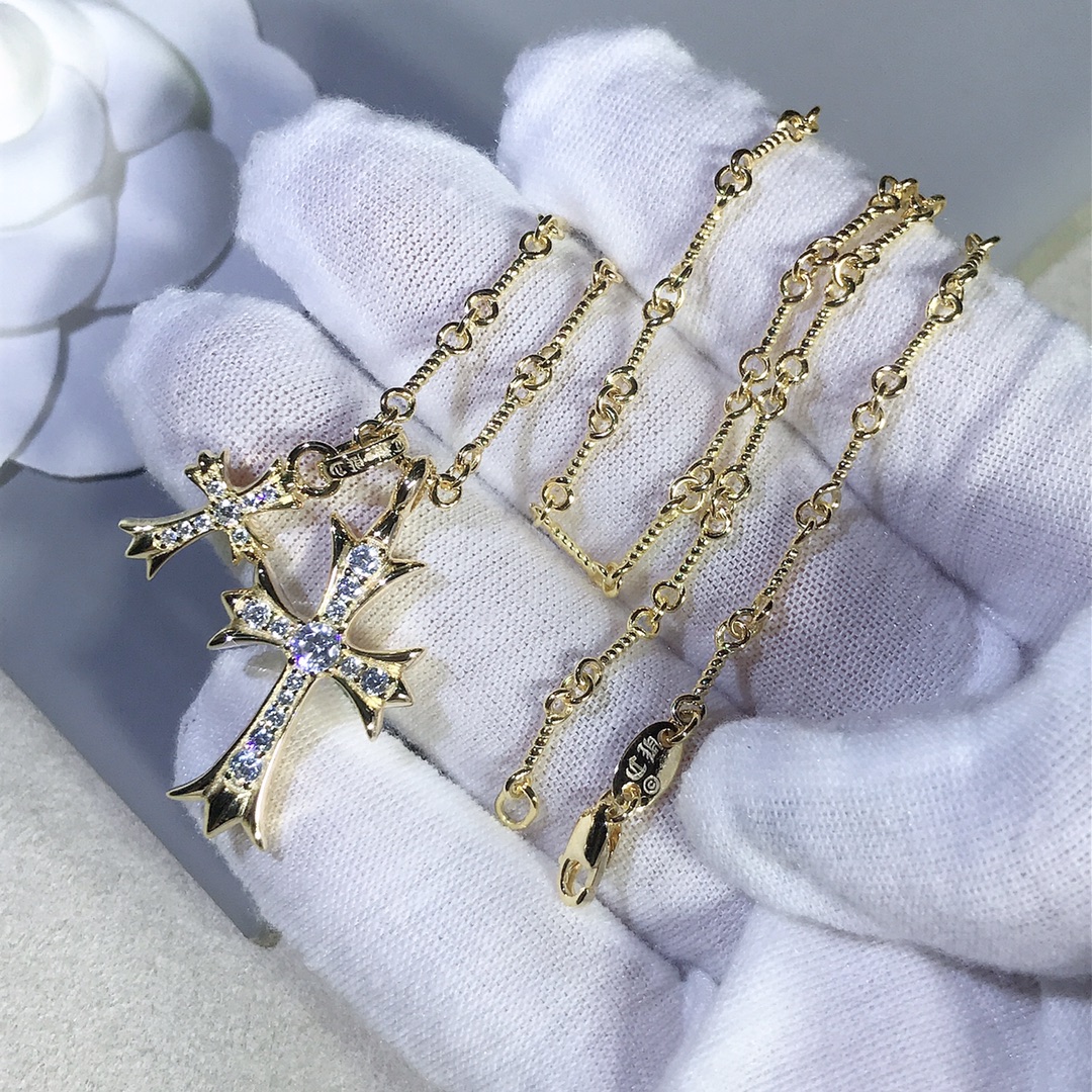 NO:634302,Chrome Hearts K yellow heavy-duty hand-assembled chain. Each chain is made according to the polishing process of the main part. Each chain is fastened and welded by hand. It is time-consuming and consumes the main parts, one large and one small. It can be worn in a variety of ways. 88320,,chrome hearts,chrome hearts,Cardia high-end jewelry19860909Chrome Hearts克罗心k黄 重工纯手工组装链子,每一节链都按主件的抛光工艺去做的,每一节链子都是手工扣上焊接,耗时耗主件一大一小 可以多种佩戴 88320,,chrome hearts,chrome hearts,卡迪亚高端饰品,Jewelry