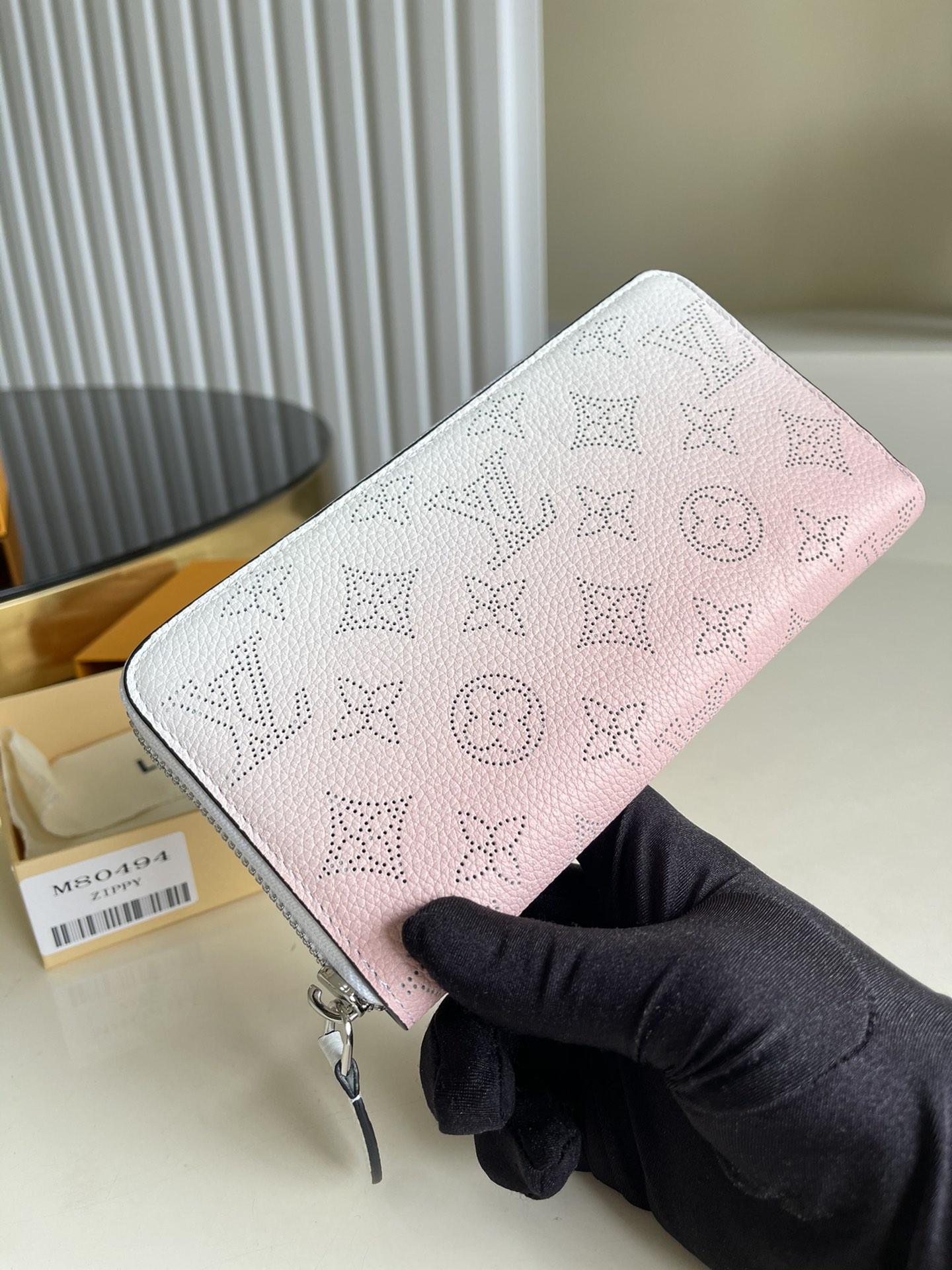 NO:397280,【Exclusive real photo M80490 gradient powder】Zippy wallet, made of soft Mahina leather material with monochrome pattern penetration and delicate color layers, contrasting leather lining and silver accessories, make the design more exquisite, matched with Monogram perforated design. The easy-to-organize interior with multiple pockets and slots is also very attractive. Size 19.5 x 10.5 x 2.5 cm c.,LV [original leather],louis vuitton19860909【独家实拍M80490渐变粉】Zippy钱夹,用单色图图案的穿透和细腻的颜色层次明显的柔软的Mahina皮革材质,具有对比度的皮革内衬和银色配件,使设计更加精美,搭配Monogram穿孔设计.同时具有多个口袋和卡槽的易于整理的内装也很有吸引力.尺寸19.5 x 10.5 x 2.5 cm c.,LV【原厂皮】,louis vuitton,Bag