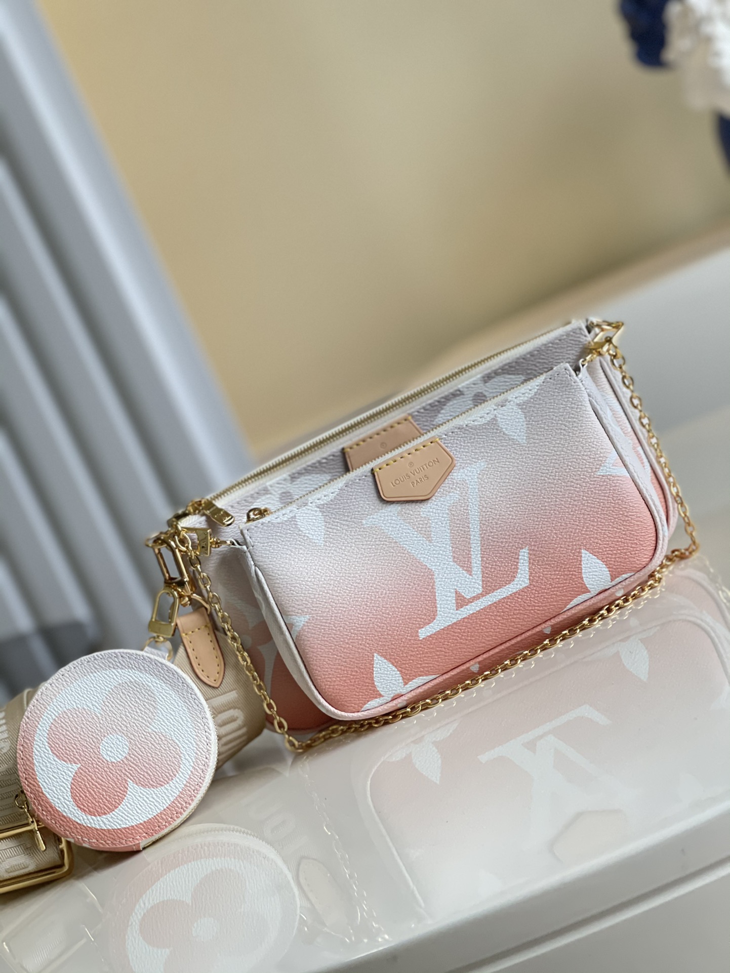 NO:397234,【Exclusive real photo M57634 powder】Multi Pochette Accessoires handbags are made of Monogram Giant canvas. The variety of clutch and round zipper coin bags are clutch and round zipper coin bags. Adjustable jacquard straps are written. Louis Vuitton Malletier words. Available short shoulder or crossbody experience. The removable chain brings handheld or shoulder choices. size24x13.5x4cm s.,LV [original leather],louis vuitton,louis vuitton,handbag19860909【独家实拍M57634粉】Multi Pochette Accessoires 手袋以 Monogram Giant 帆布打造手袋 手拿包和圆形拉链零钱袋的多变组合 可调节提花肩带抒写 Louis Vuitton Malletier 字样 实现短肩背或斜挎体验 可拆卸链条带来手拎或肩背选择 size24x13.5x4cm s.,LV【原厂皮】,louis vuitton,louis vuitton,handbag,Bag