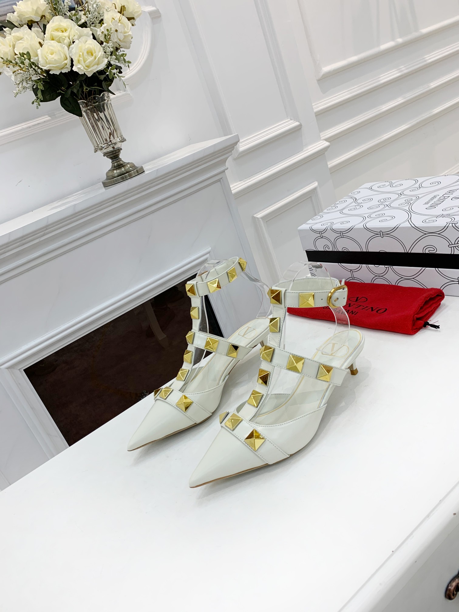 Valentino Valentino primavera y verano nuevos zapatos remachados en el nuevo ------- ¡------- último