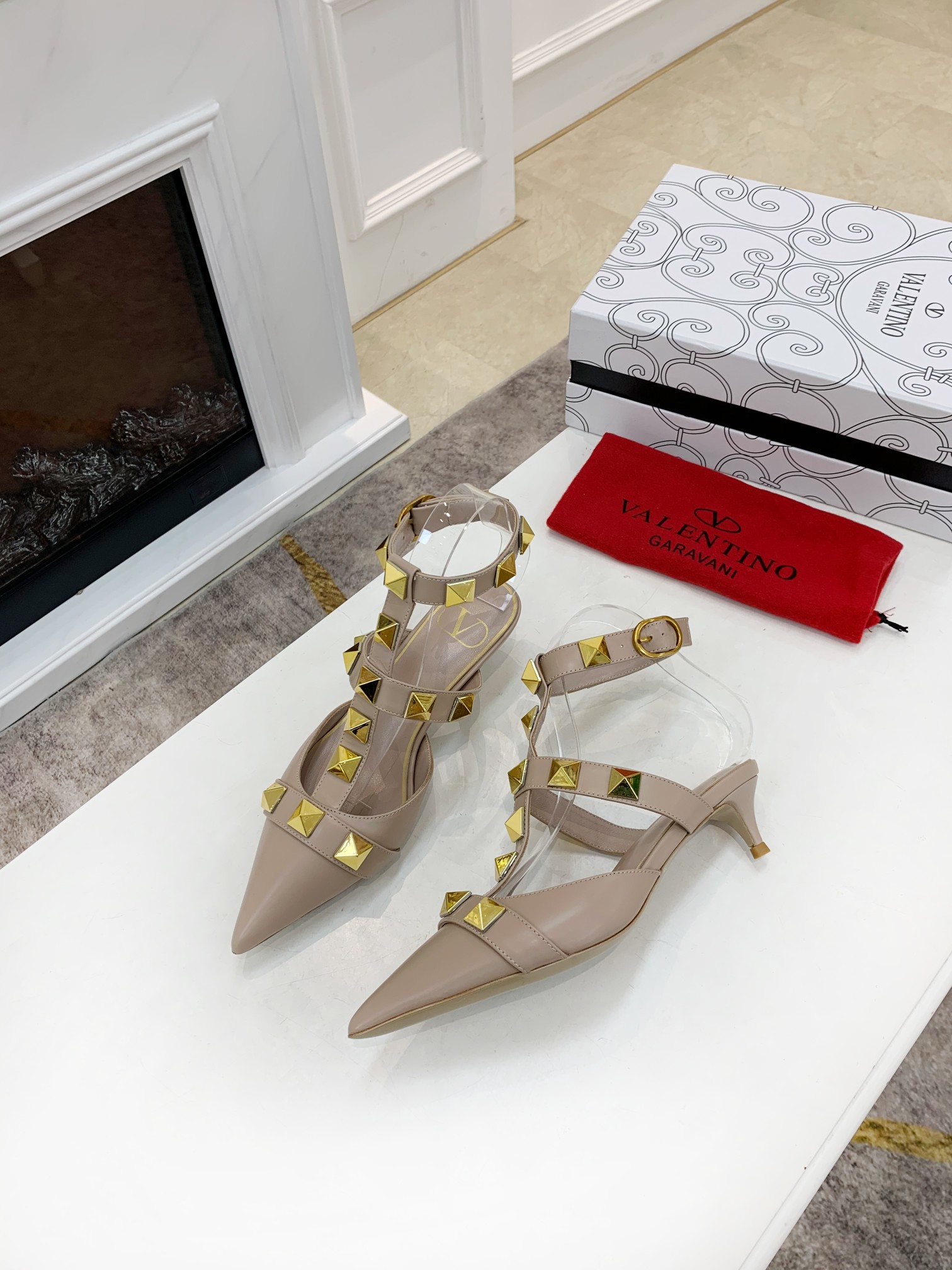 Valentino Valentino primavera y verano nuevos zapatos remachados en el nuevo ------- ¡------- último
