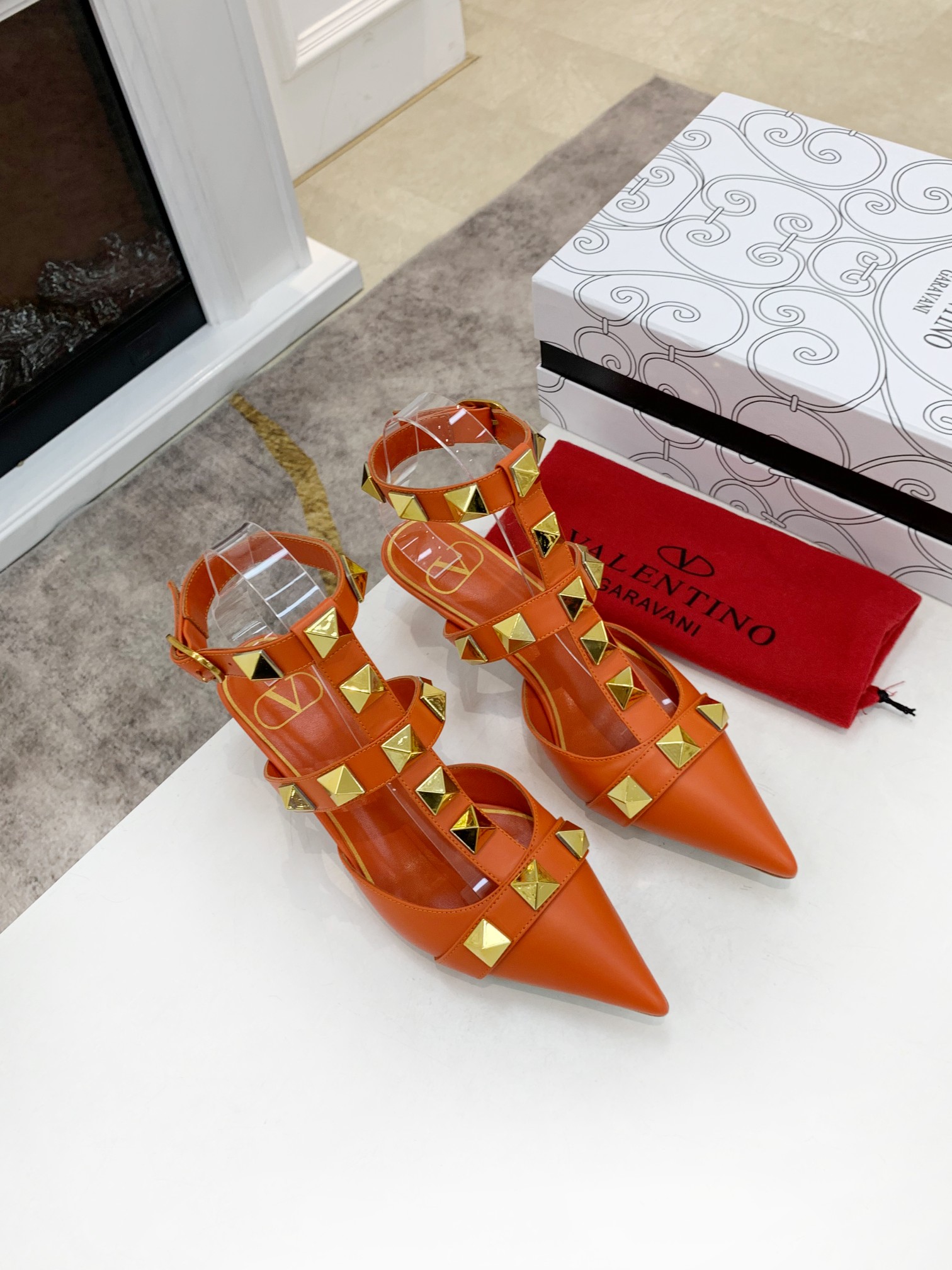 Valentino Valentino primavera y verano nuevos zapatos remachados en el nuevo ------- ¡------- último