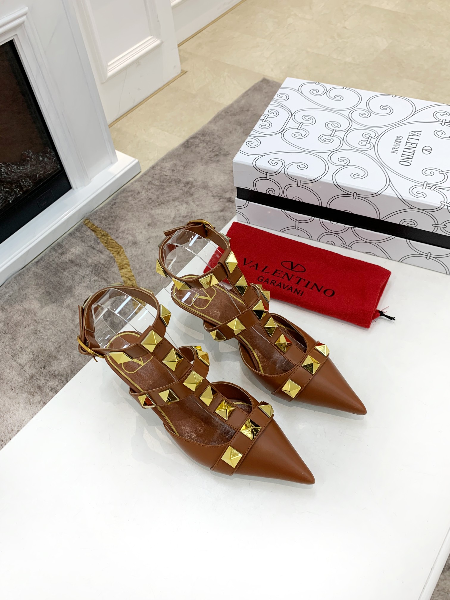 Valentino Valentino primavera y verano nuevos zapatos remachados en el nuevo ------- ¡------- último