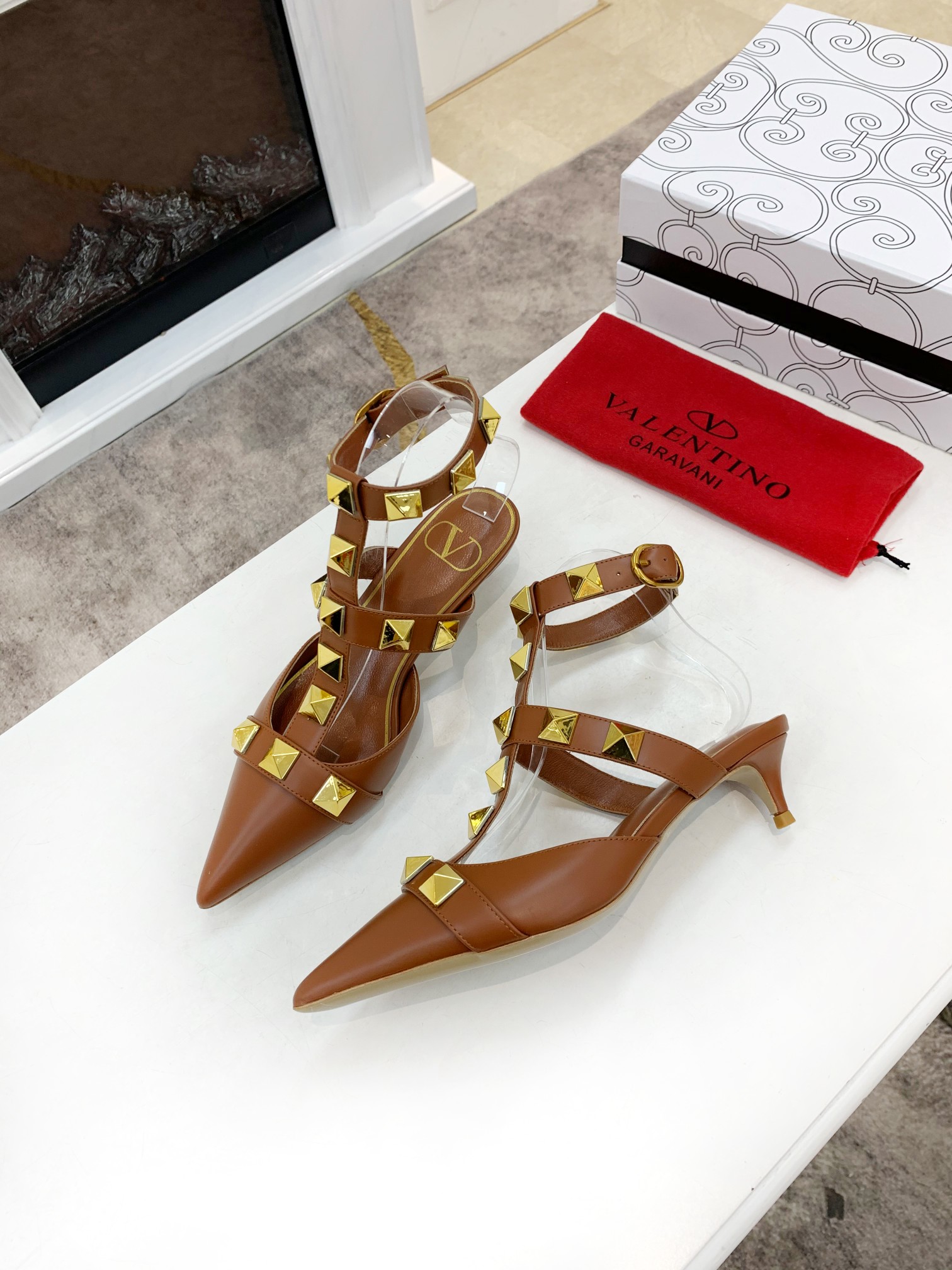 Valentino Valentino primavera y verano nuevos zapatos remachados en el nuevo ------- ¡------- último