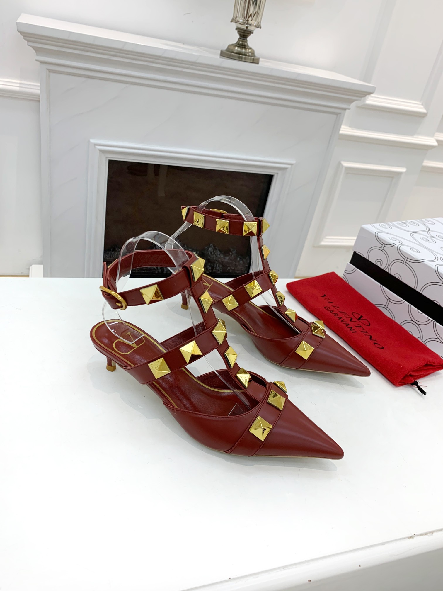 Valentino Valentino primavera y verano nuevos zapatos remachados en el nuevo ------- ¡------- último