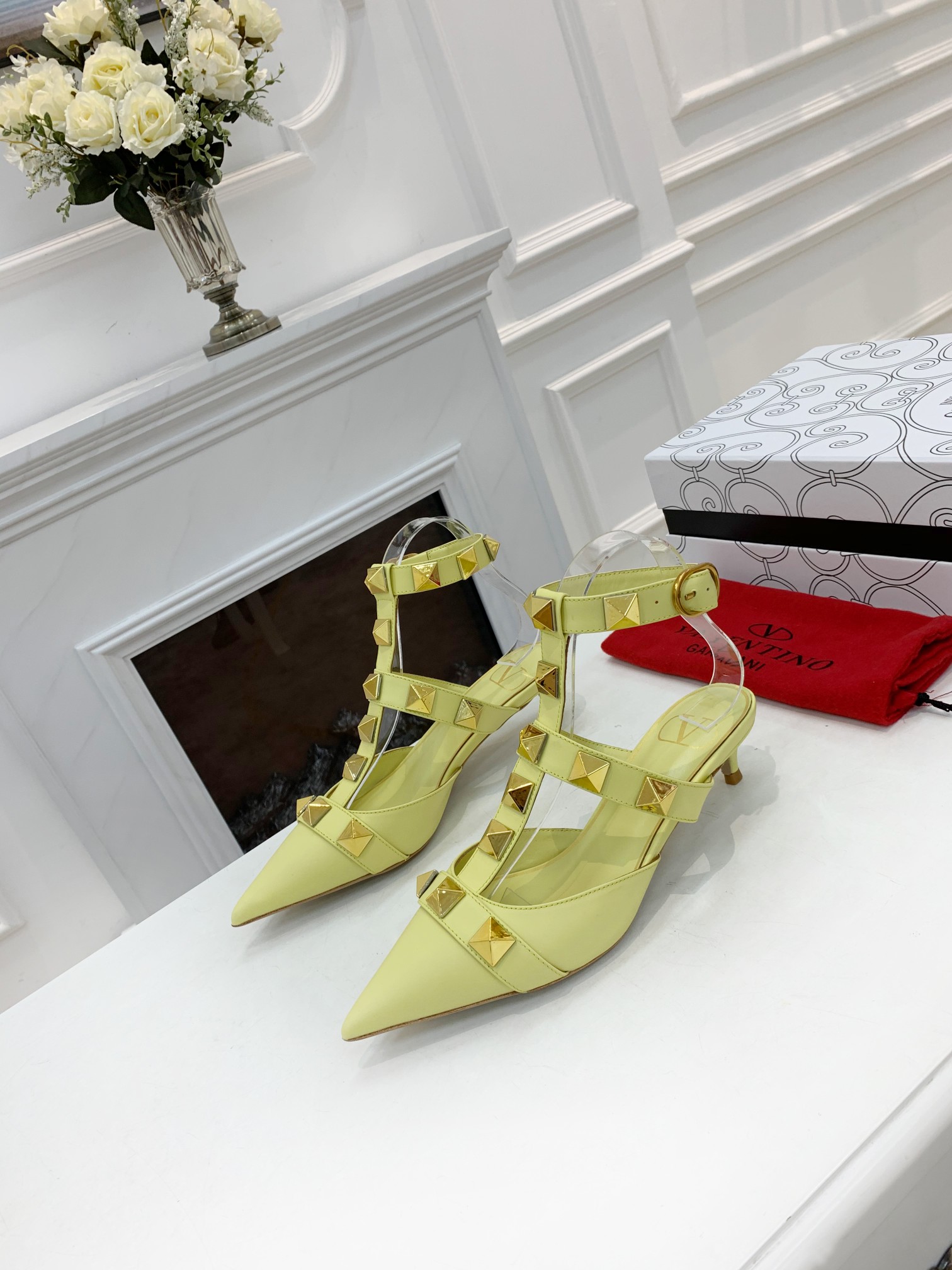 Valentino Valentino primavera y verano nuevos zapatos remachados en el nuevo ------- ¡------- último