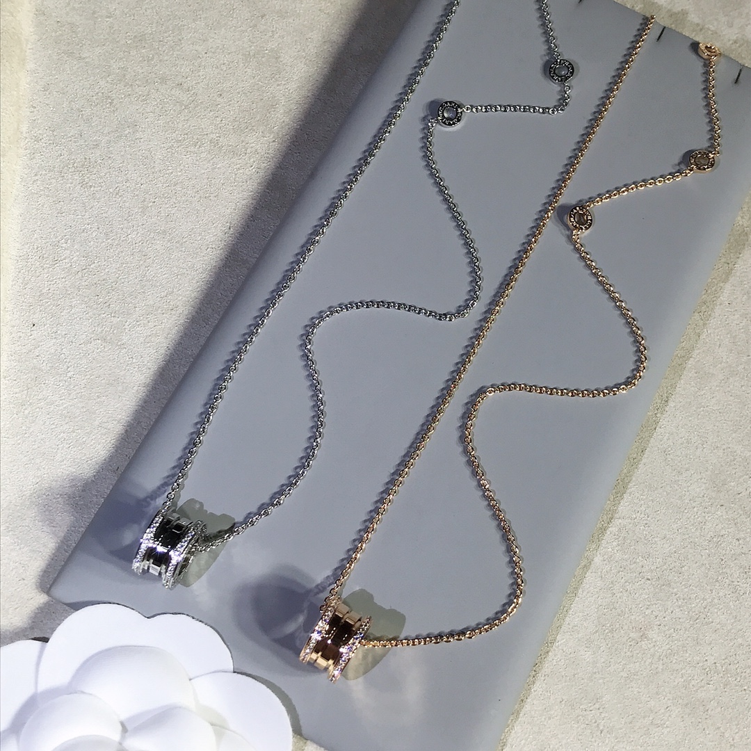 NO:669573,Actual shot of 88280 Baojia classic spring band diamond necklace, fully CNC carved. All letters on the cover are each CNC carved. The bottom of the font is clean and bright, the spring is strong and flexible, there are no rebounds back and forth, and there is no dead angle polishing. Full texture, necklace, Cartier high-end jewelry19860909实物拍摄88280 宝家经典 弹簧带钻项链 全CNC精雕成型 盖子上的所有字母每一个都是CNC精雕 字体底部干净光亮,弹簧韧性有力,来回无次数回弹,°无死角抛光 质感满满,,necklace,卡迪亚高端饰品,Jewelry