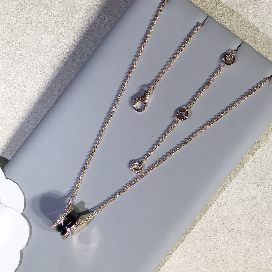 NO:669535,Actual photo taken from Baojia Classic Black Ceramic Necklace with Diamonds. All the letters on the lid are CNC carved. The bottom of the font is clean and bright, and polished without dead corners. Our white ceramics are not transparent at all, very high-end. Full of texture. In stock. 88280, necklace, Cartier high-end jewelry.19860909实物拍摄 宝家经典黑 陶瓷带钻项链 盖子上的所有字母每一个都是CNC精雕 字体底部干净光亮,°无死角抛光,咱家的白陶瓷一点都不透的,非常高级 质感满满 现货现货现货88280,,necklace,卡迪亚高端饰品,Jewelry