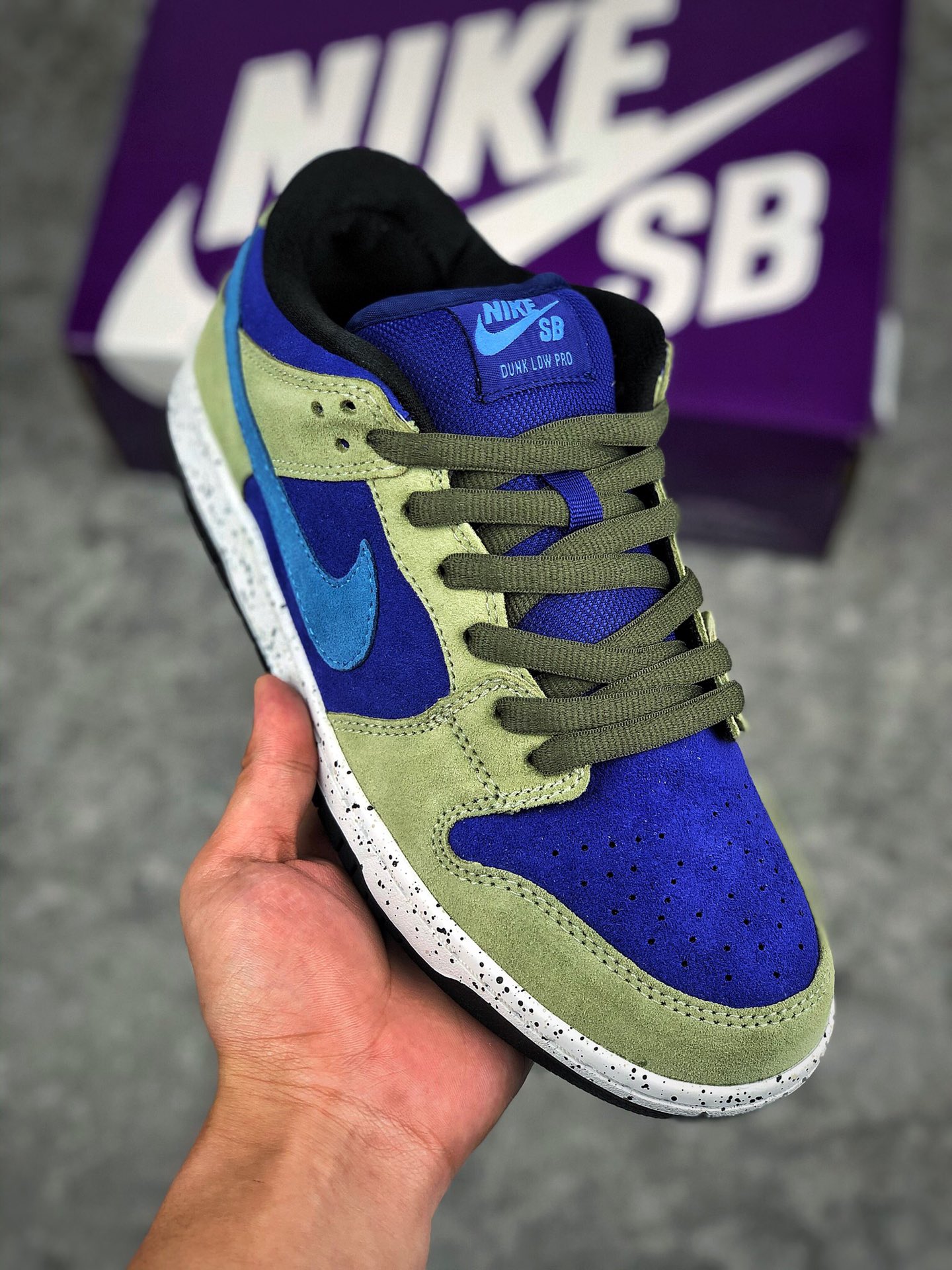 #  终端放货
NK SB Dunk Low 蓝青瓷 货号：BQ6817-301 #加厚鞋舌的填充 使舒适性大大提升 同时也更方便穿脱中底部分则加入了脚感柔软舒适ZoomAir气垫 有效吸收滑板等极限运动在落地时带来的冲击力，为街头运动者们提供更好的保护 SIZE：36 36.5 37.5 38 38.5 39 40 40.5 41 42 42.5 43 44 45 46 47.5