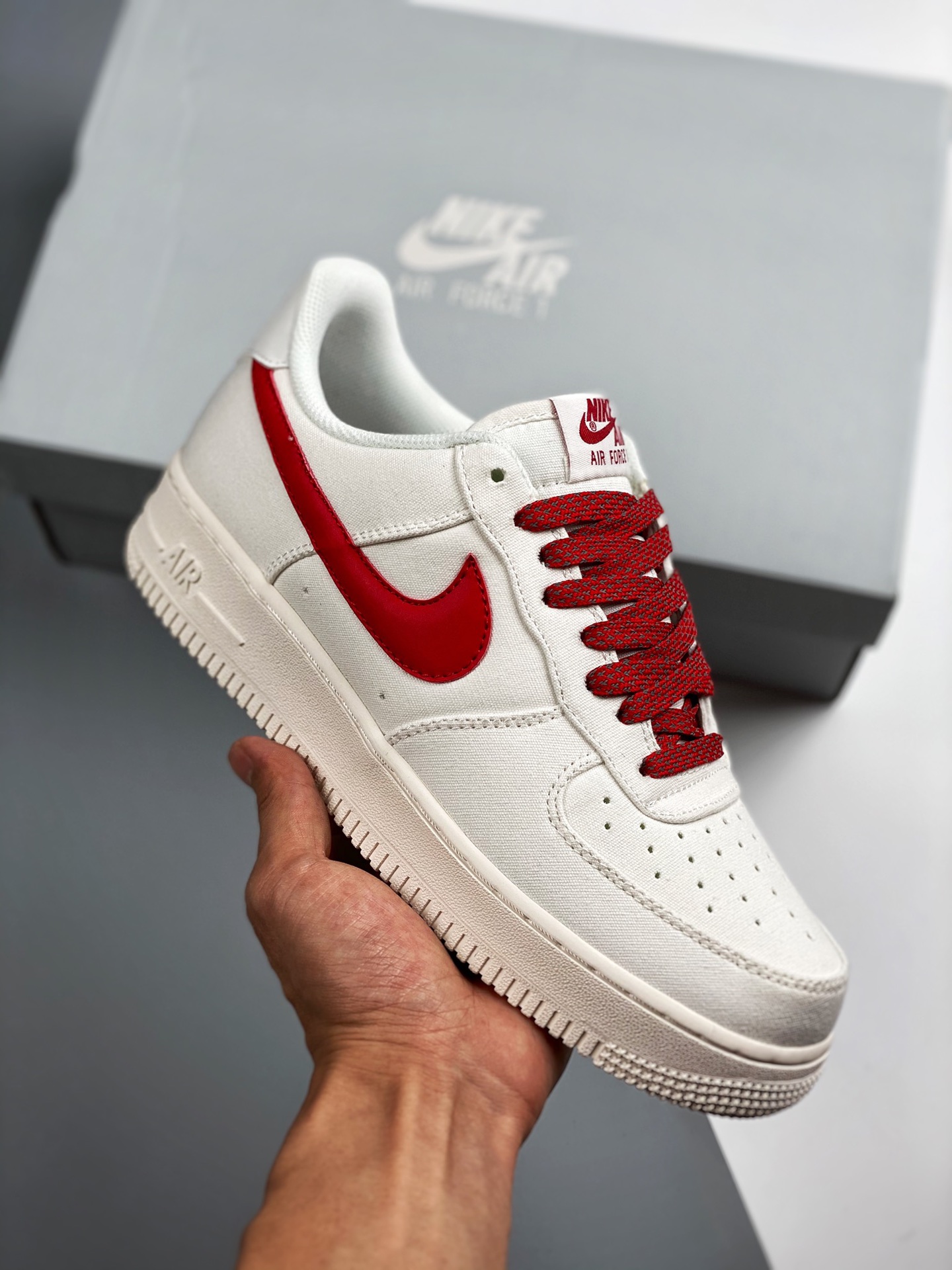Air Force 1'07 3M blanco y rojo, horma y cartón originales, creando la silueta auténtica de Air Force, enfocado en cana…