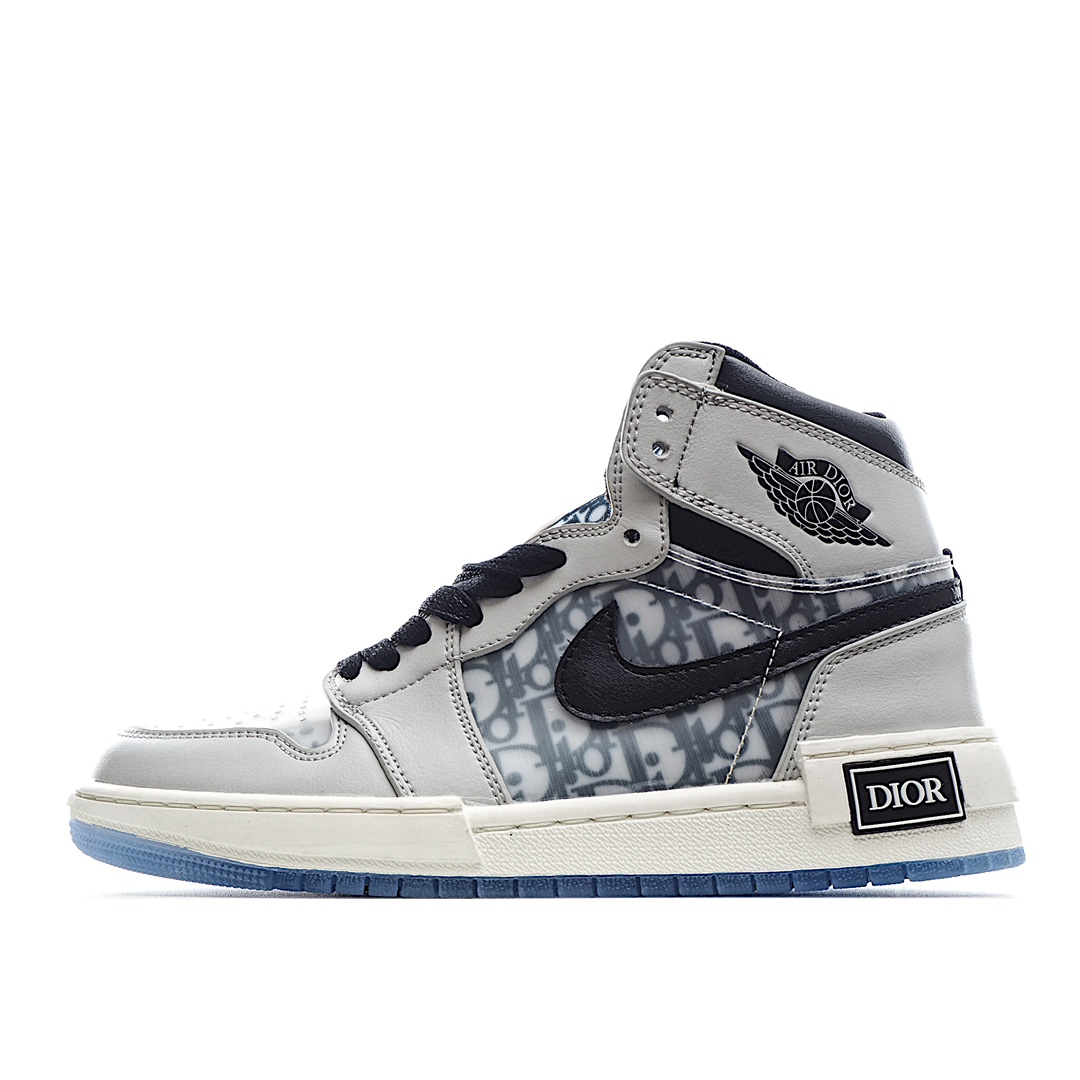 J5 高奢品牌-迪奥Dior x Air Jordan Brand 1 2.0 High “Grey”AJ1 2.0乔丹一代经典高帮文化百搭休闲运动篮球鞋“浅灰黑CD重影”CN8 F5 7-002AJ1 周年限量联名鞋款选择了Air Jordan 1 High为基底打造，选择白色与深灰色拼接呈现鞋身。鞋侧的Nike Swoosh则以黑色刺绣镶边，并满幅点缀有Dior字母印花。鞋舌整体也压印有Dior字母印花，凸显细节。而最为显眼的设计则出现在外底，醒目的蓝色水晶大底内可以透视出黑色的DIOR与飞翼LOGO，联名的身份得以凸显‼