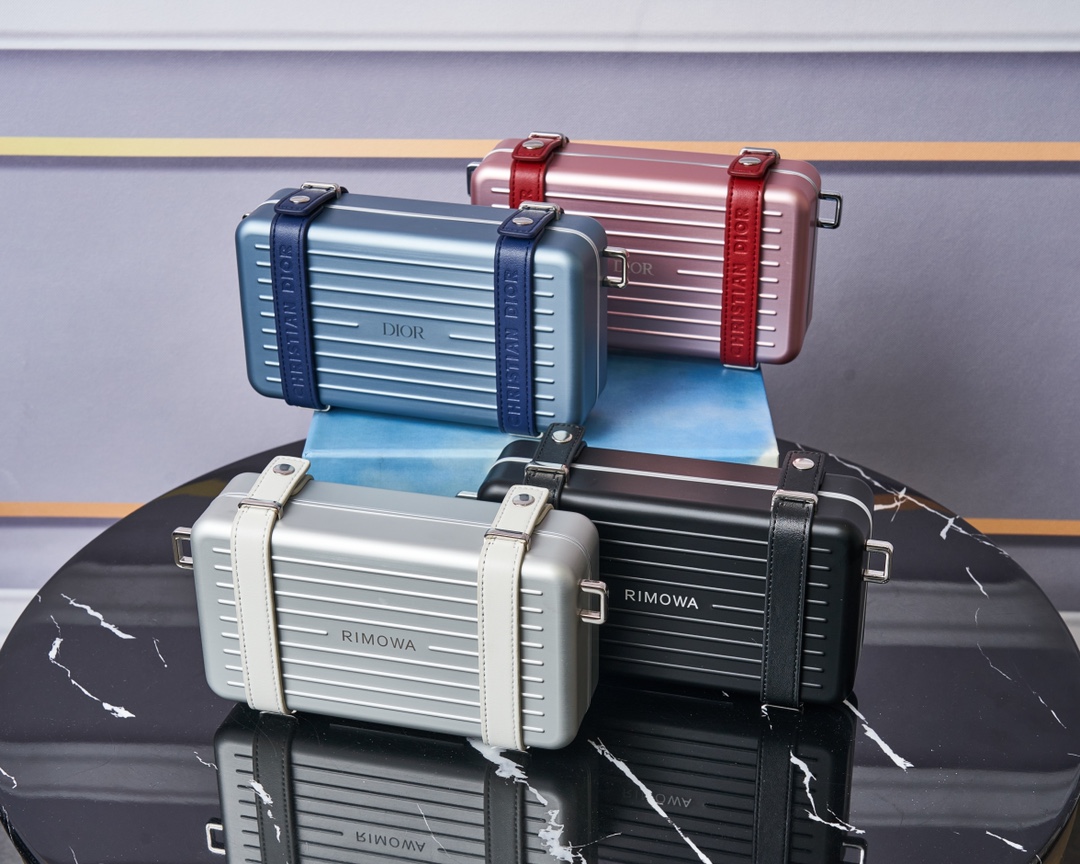 🔥 Colaboración Rimowa X Dior. Los materiales siempre son de alta calidad, el interior está hecho de piel de …