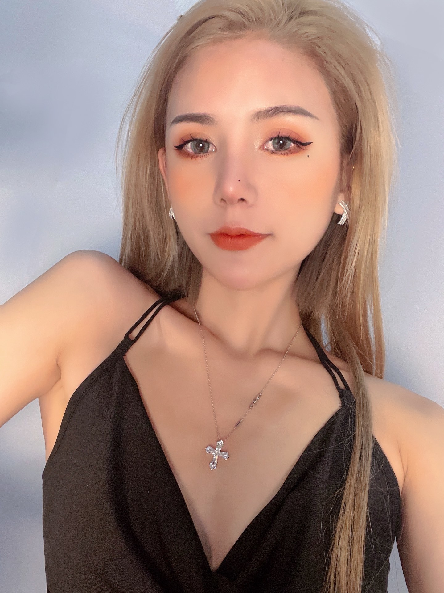 十字架✝️钻石项链CRISS CROSS
无边镶十字架钻石项链
来自钻石之王GR@FF的设计,采用了无