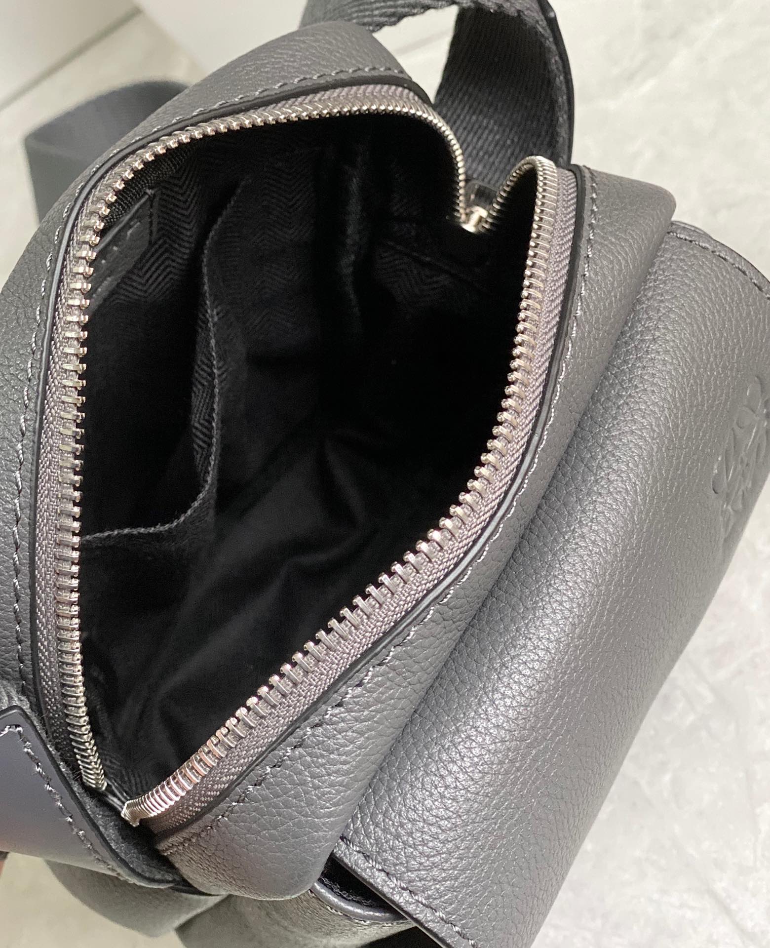 Loewe超小号Military Crossbody军用斜挎包 B553P59X01灰色