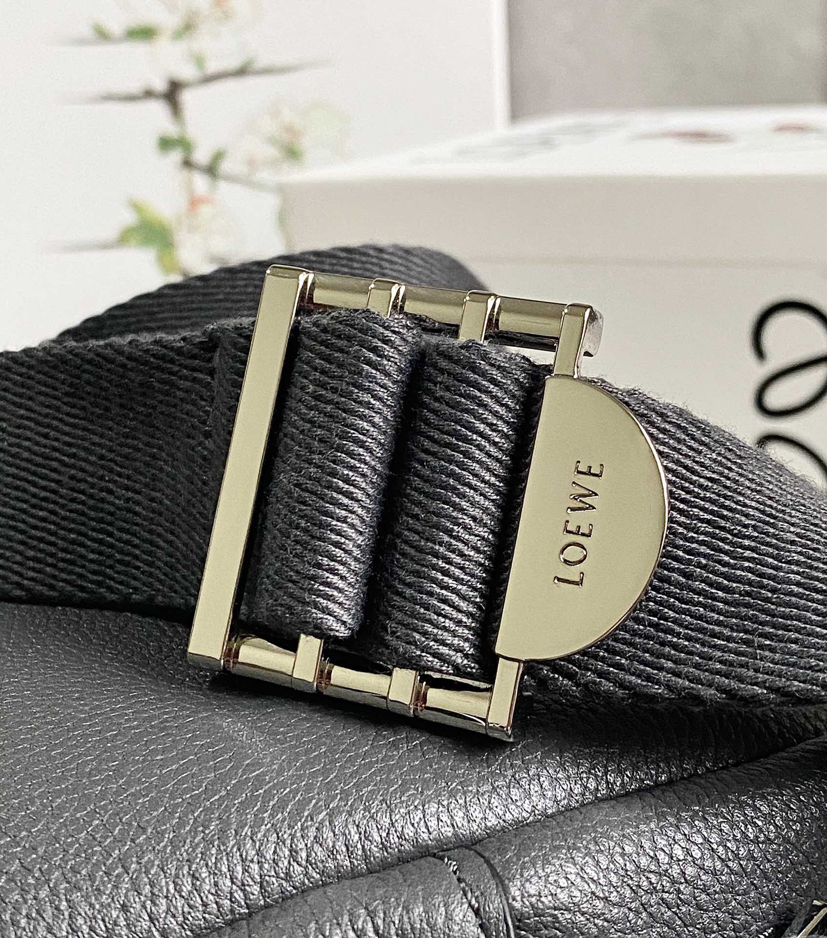 Loewe超小号Military Crossbody军用斜挎包 B553P59X01灰色