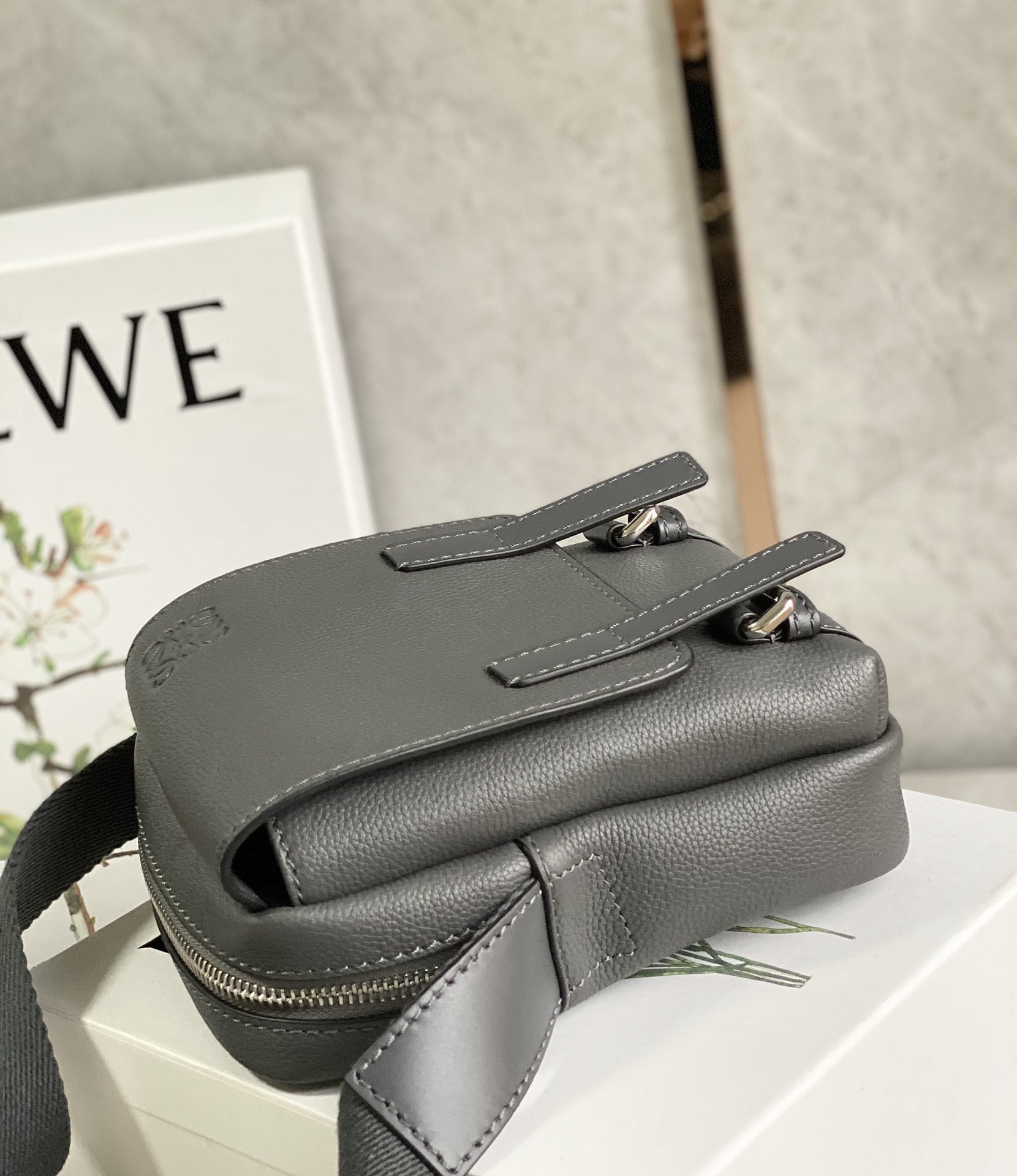 Loewe超小号Military Crossbody军用斜挎包 B553P59X01灰色
