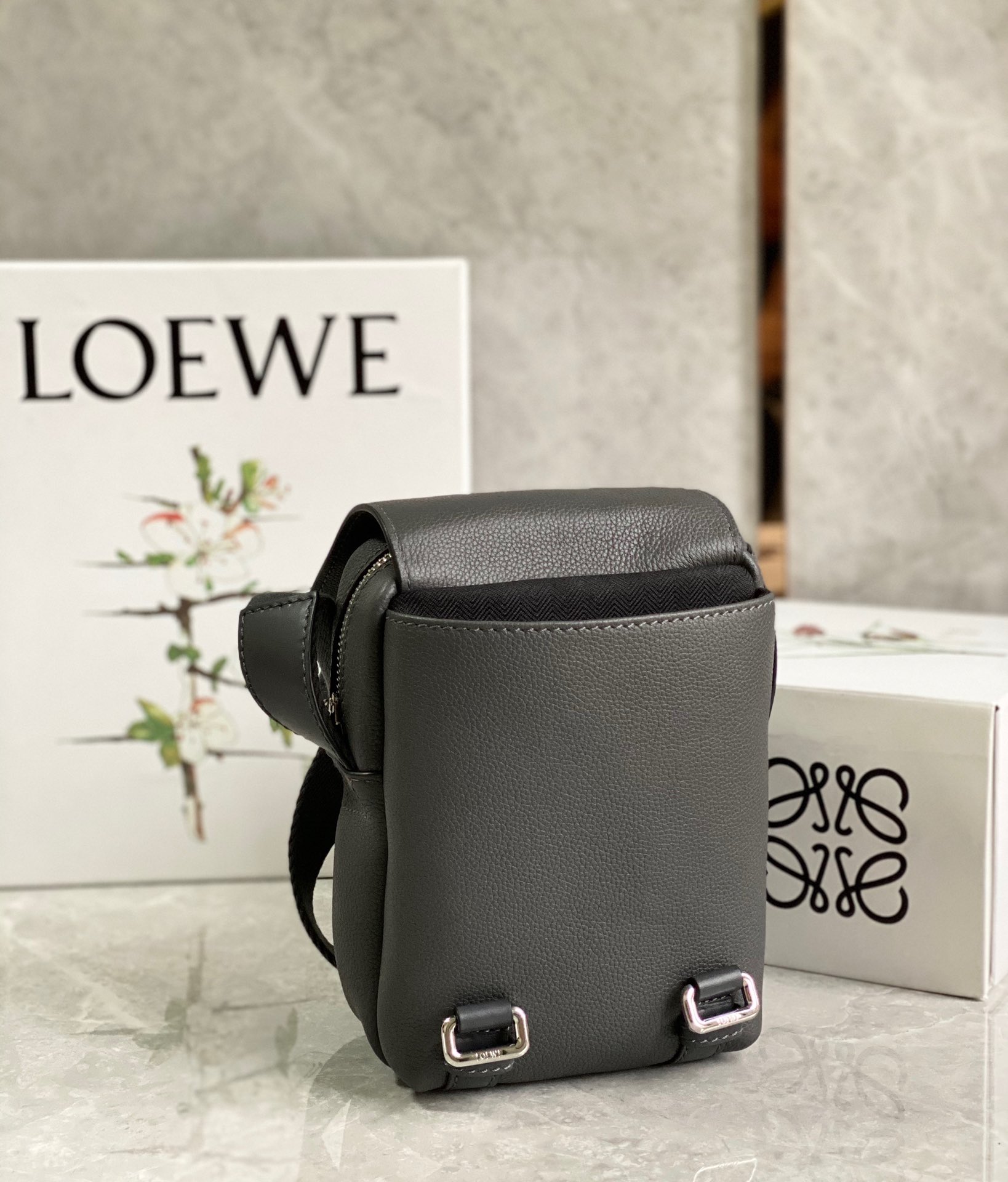 Loewe超小号Military Crossbody军用斜挎包 B553P59X01灰色