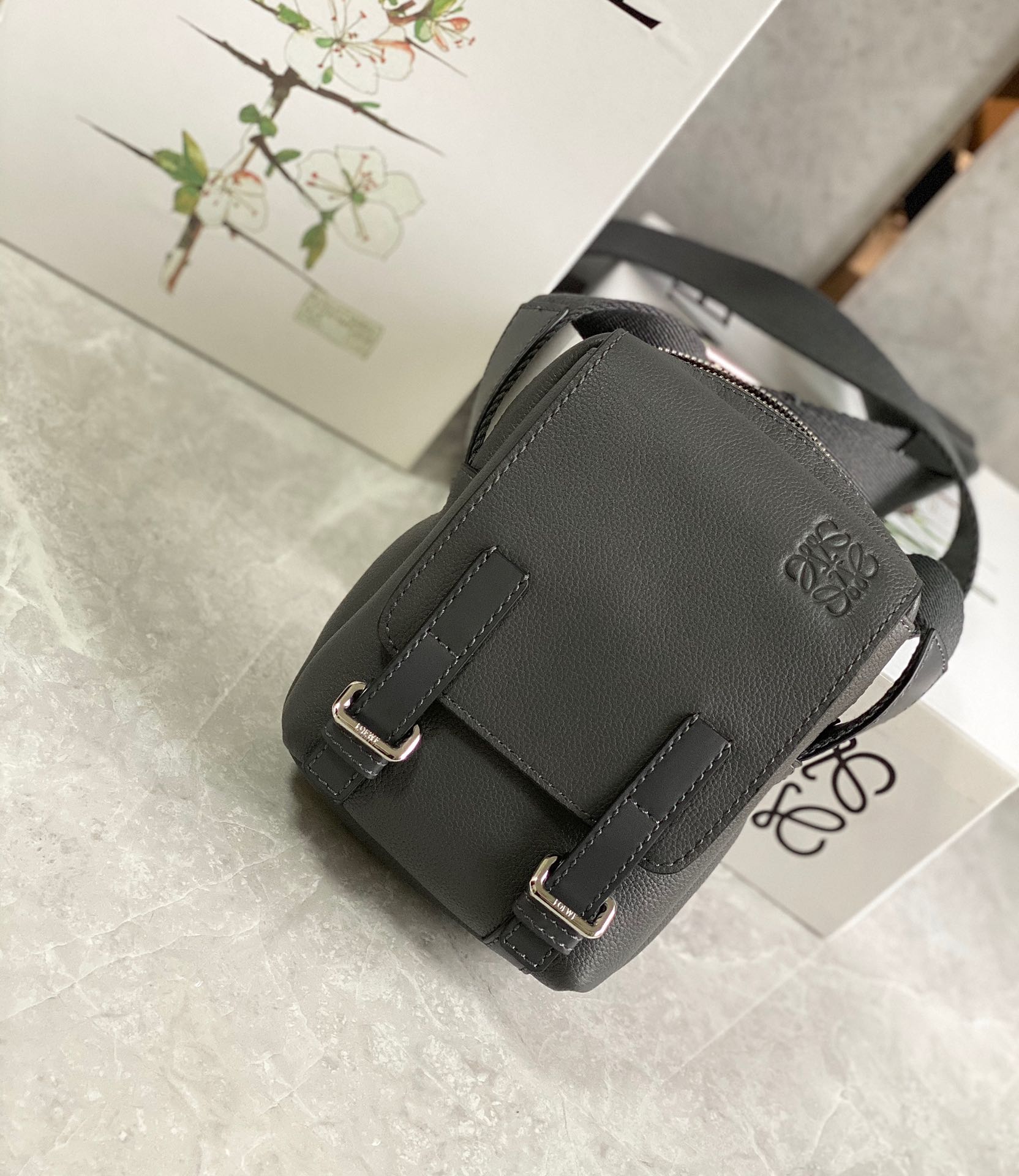 Loewe超小号Military Crossbody军用斜挎包 B553P59X01灰色